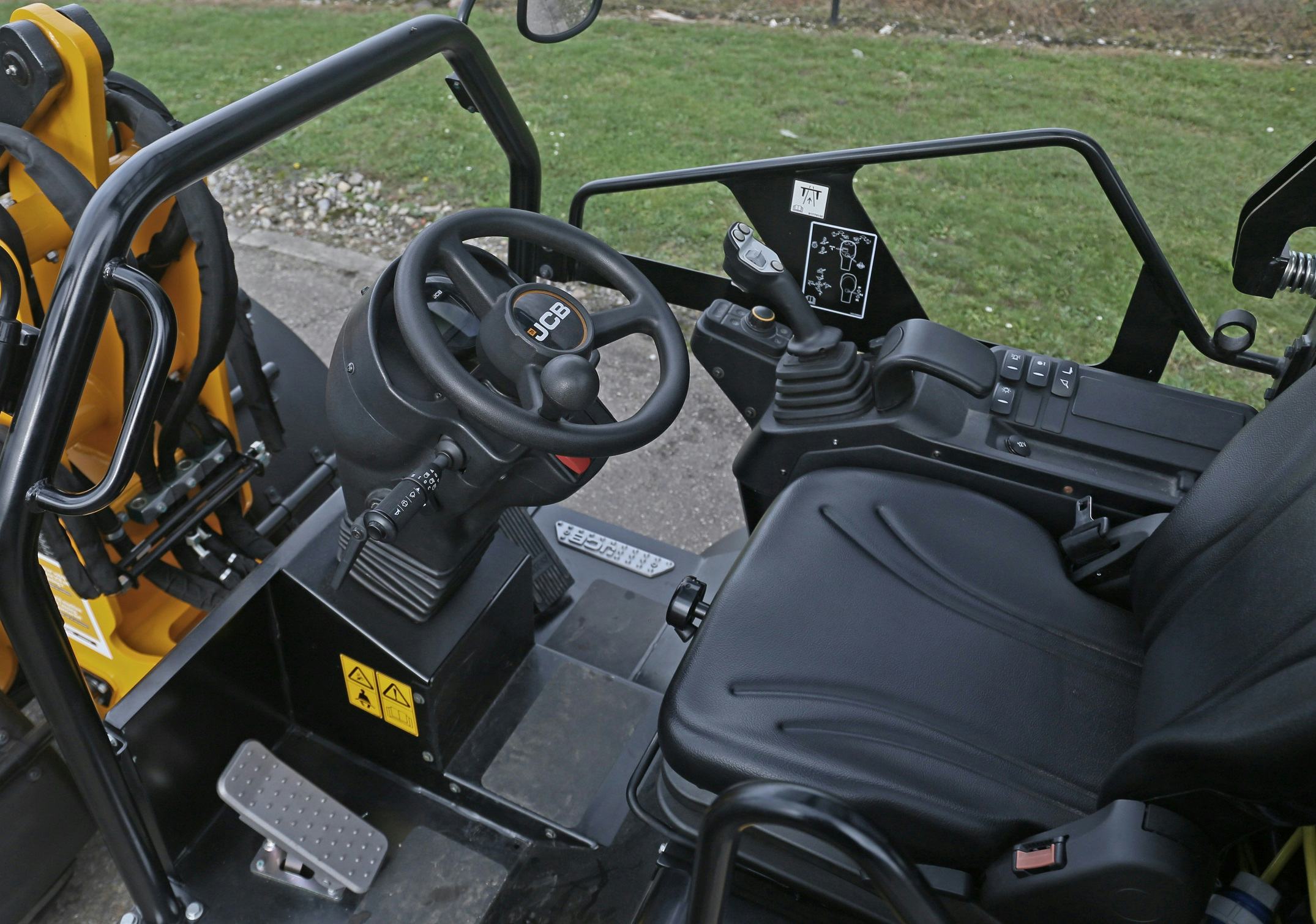 De JCB 403E is zowel met een kooi als met een cabine leverbaar. De bedieningselementen hebben 
allemaal de juiste plek, het infodisplay zit bovenop de stuurkolom. 