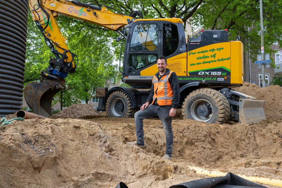 Gerrit Jan Bunt met zijn elektrische Doosan DX165 E.