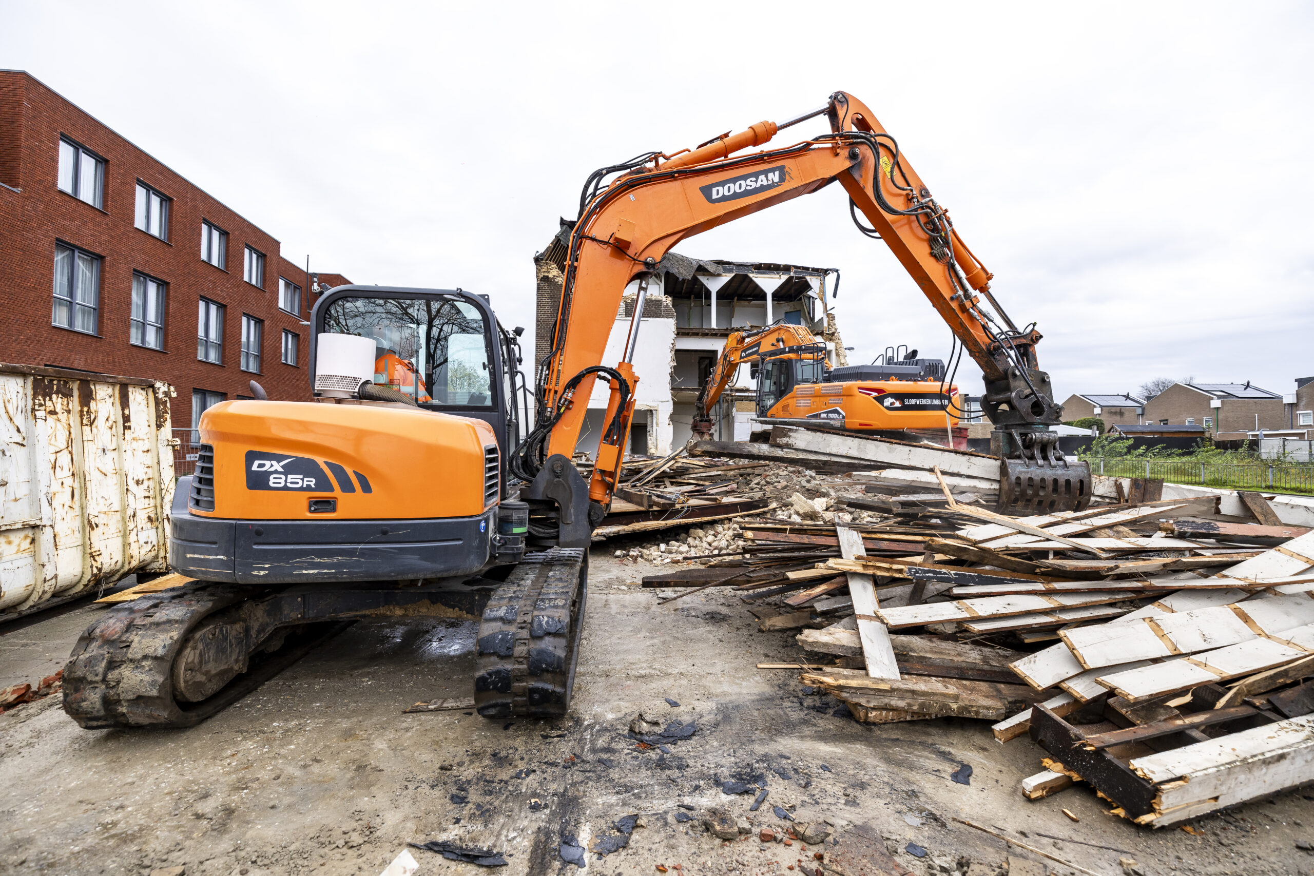De Doosan DX85 wordt ingezet om het gesloopte materiaal verder te verwerken. (Foto's: Marcel van Hoorn)