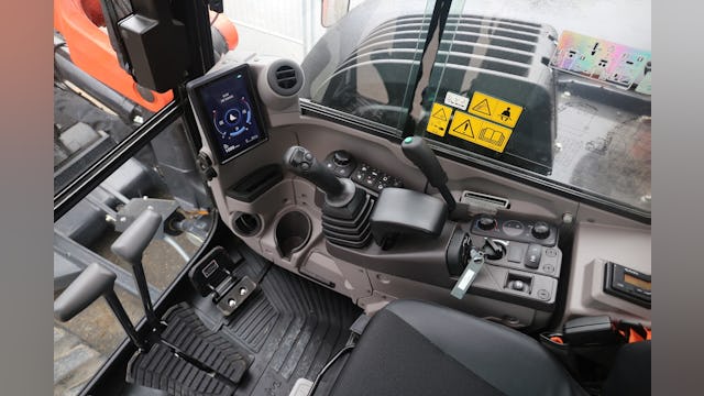 Knoppen en schakelaars zitten daar waar je ze verwacht, een bekerhouder is ook aanwezig. Met de ronde knop rechts voor de joystick loop je de menu’s op het display door.