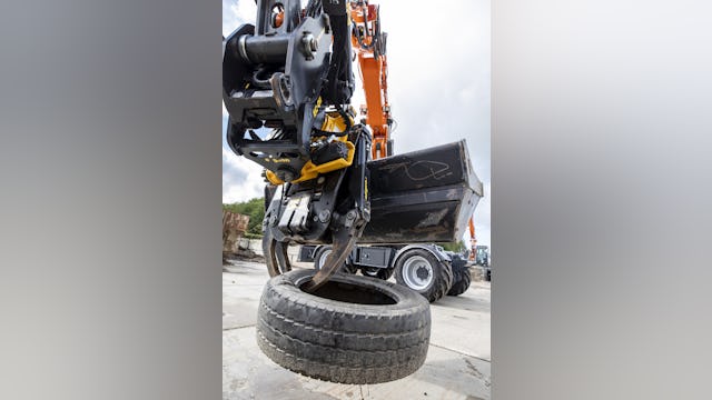 Handig, zo’n grijper waarmee je als machinist even iets aan de kant kunt leggen zonder uit de cabine te komen!