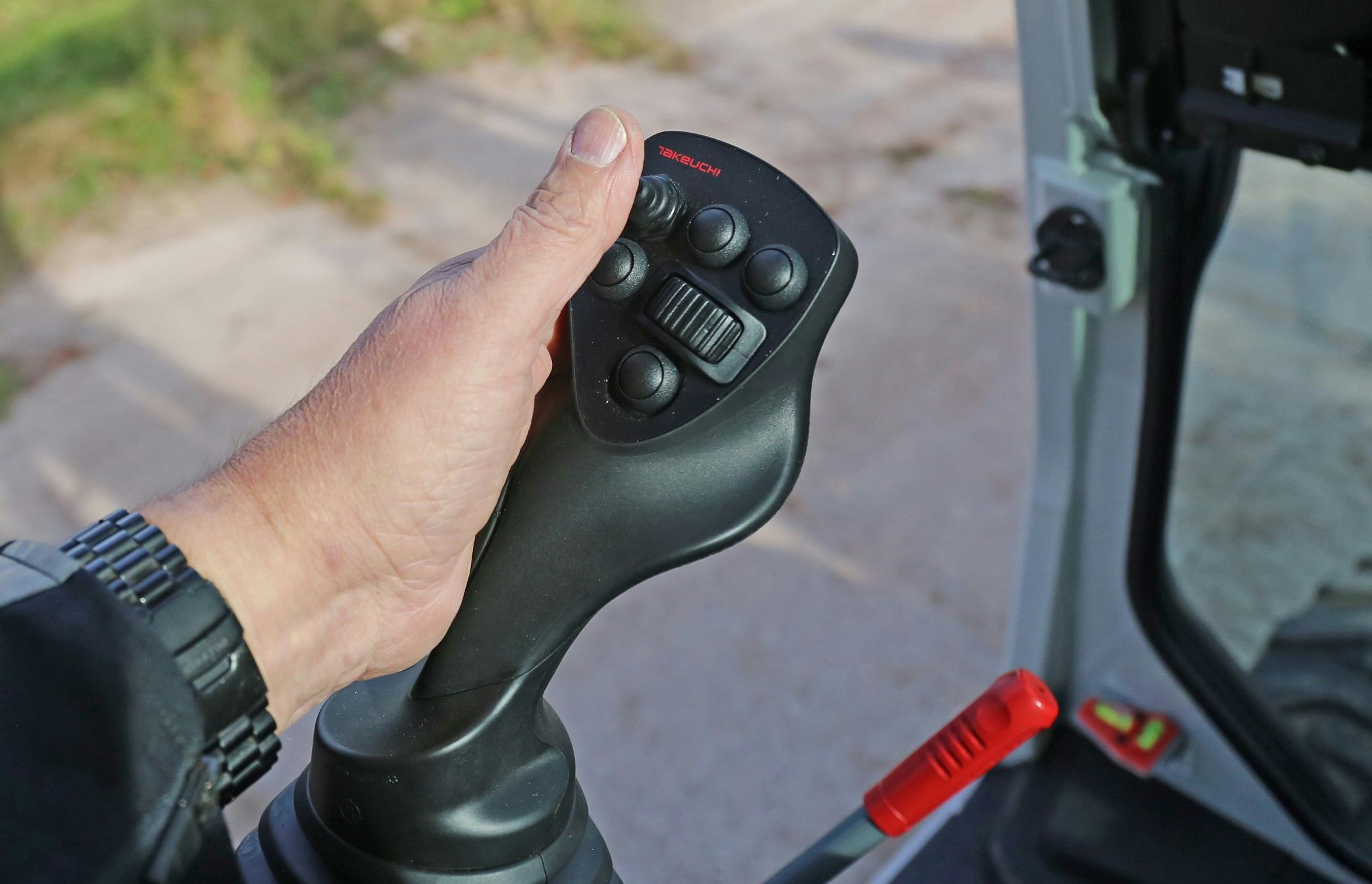 De joysticks liggen lekker in de hand en tijdens het werken met de TB395W hoef je ze maar zelden los te laten, zelfs de radio kun je ermee bedienen. 
