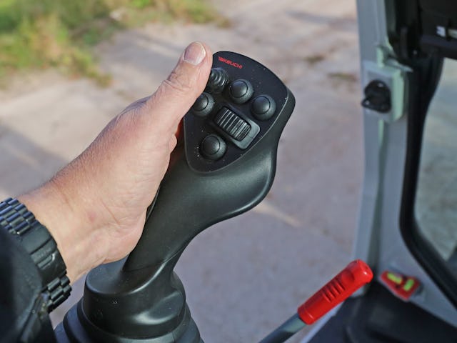 De joysticks liggen lekker in de hand en tijdens het werken met de TB395W hoef je ze maar zelden los te laten, zelfs de radio kun je ermee bedienen.