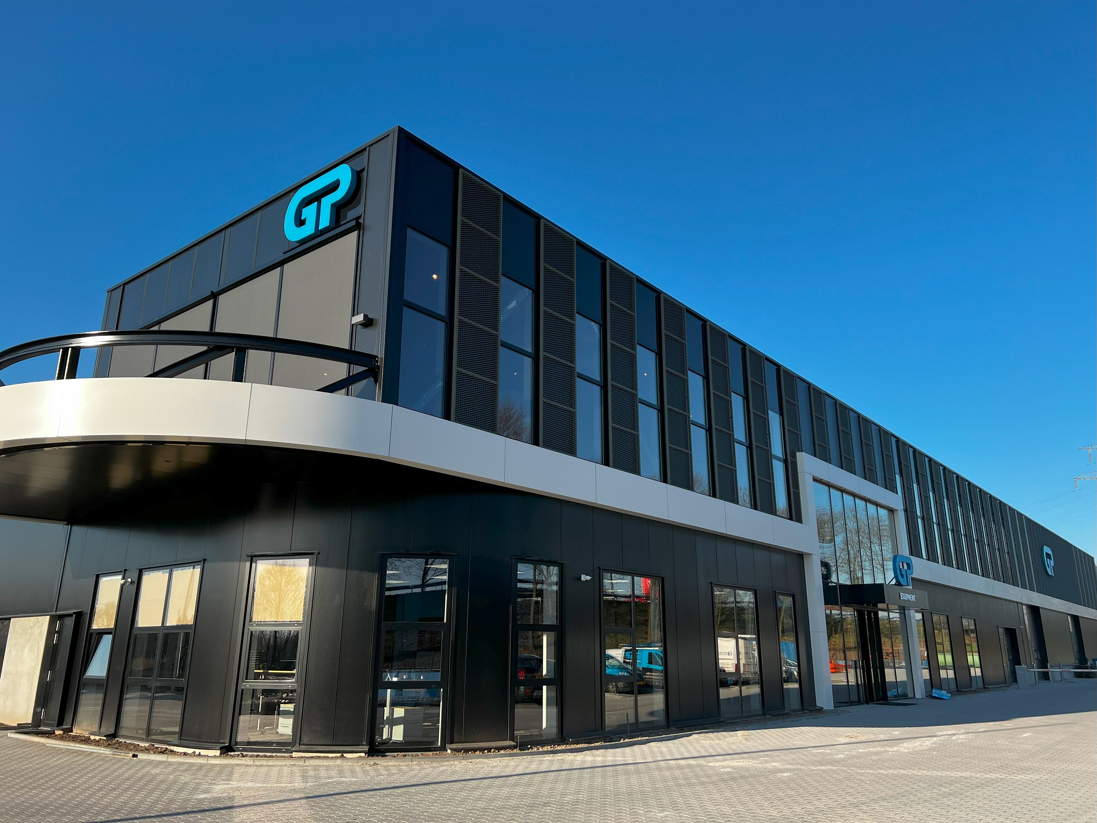 Het nieuwe pand aan de Graafschap Hornelaan in Weert. De fraai uitgevoerde en 8000 m2 grote nieuwbouw omvat een kantoor, twee grote magazijnen, een productiewerkplaats en een revisiewerkplaats die speciaal is bedoeld om snel en efficiënt klantorders te verwerken.