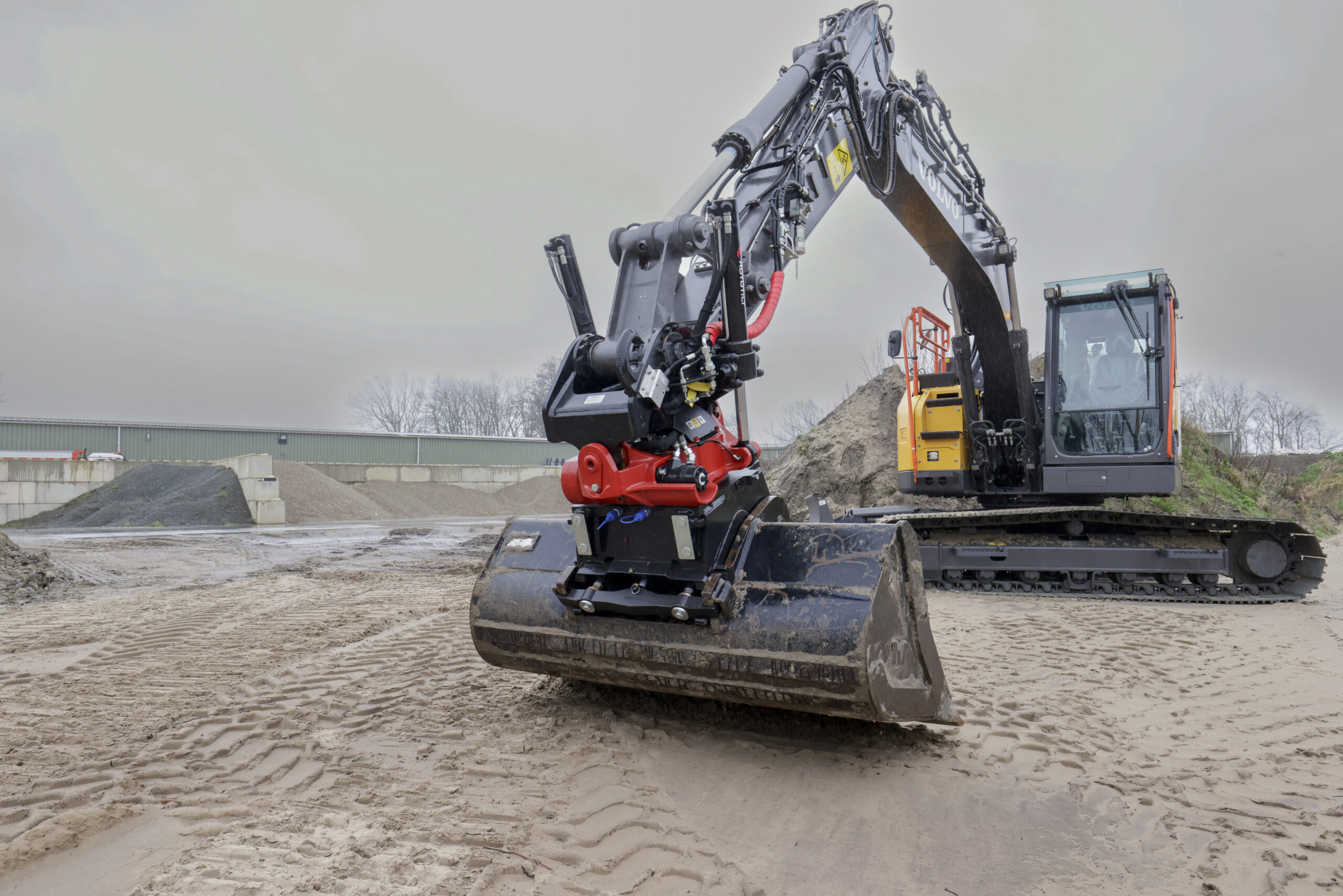 Op het terrein van de Gebr. Min in Egmond ad Hoef poseert het nieuwe duo, Volvo met Rototilt. - Foto Martin Mooij