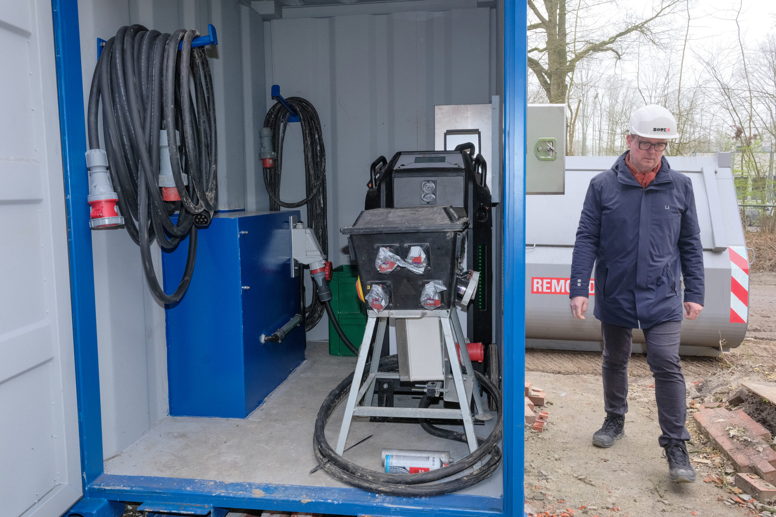 In dit geval was het laden van de elektrische machines geen probleem omdat er een eigen transformatorhuisje op het terrein staat. Foto: Jan Willem van Vliet 