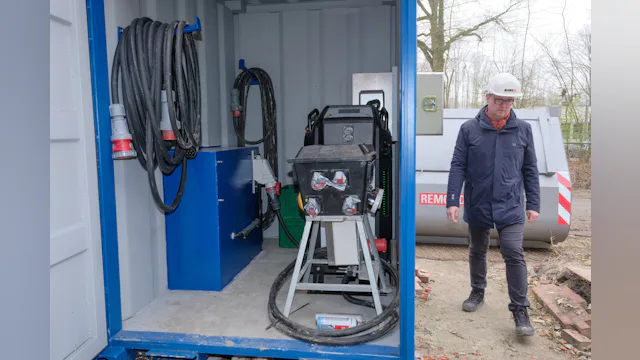 In dit geval was het laden van de elektrische machines geen probleem omdat er een eigen transformatorhuisje op het terrein staat. Foto: Jan Willem van Vliet