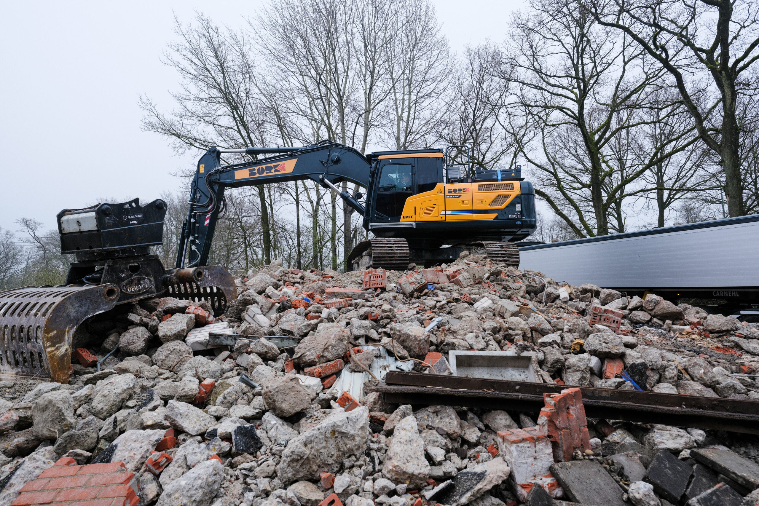 De Hyundai 260E is uitgerust met een volautomatisch snelwisselsysteem en is voorzien van alle in de sloop noodzakelijke tools. Foto: Jan Willem van Vliet 
