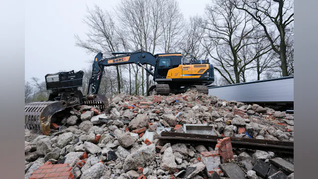 De Hyundai 260E is uitgerust met een volautomatisch snelwisselsysteem en is voorzien van alle in de sloop noodzakelijke tools. Foto: Jan Willem van Vliet