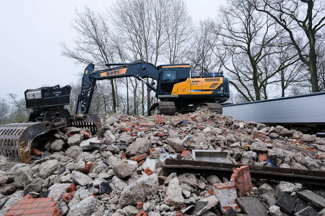 De Hyundai 260E is uitgerust met een volautomatisch snelwisselsysteem en is voorzien van alle in de sloop noodzakelijke tools. Foto: Jan Willem van Vliet