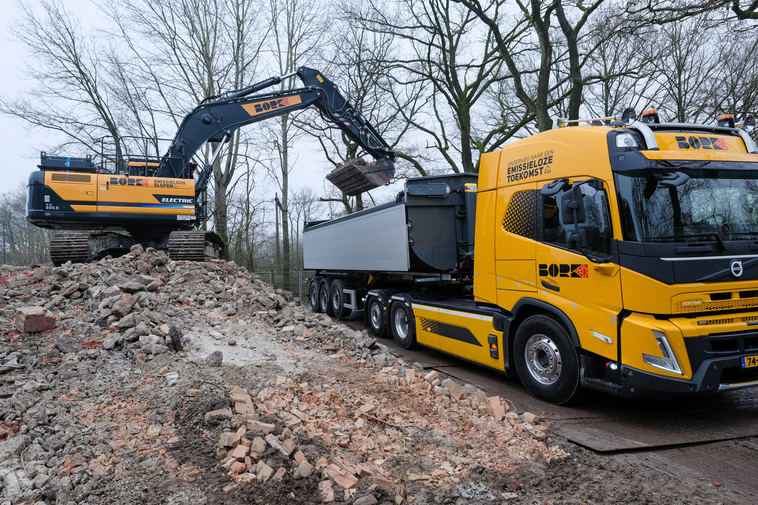 Voor totaalsloop gebruikt Bork een Hyundai 260E. Het puin wordt afgevoerd met een Volvo FMX electric; in dit geval met een kiptrailer. Foto: Jan Willem van Vliet 