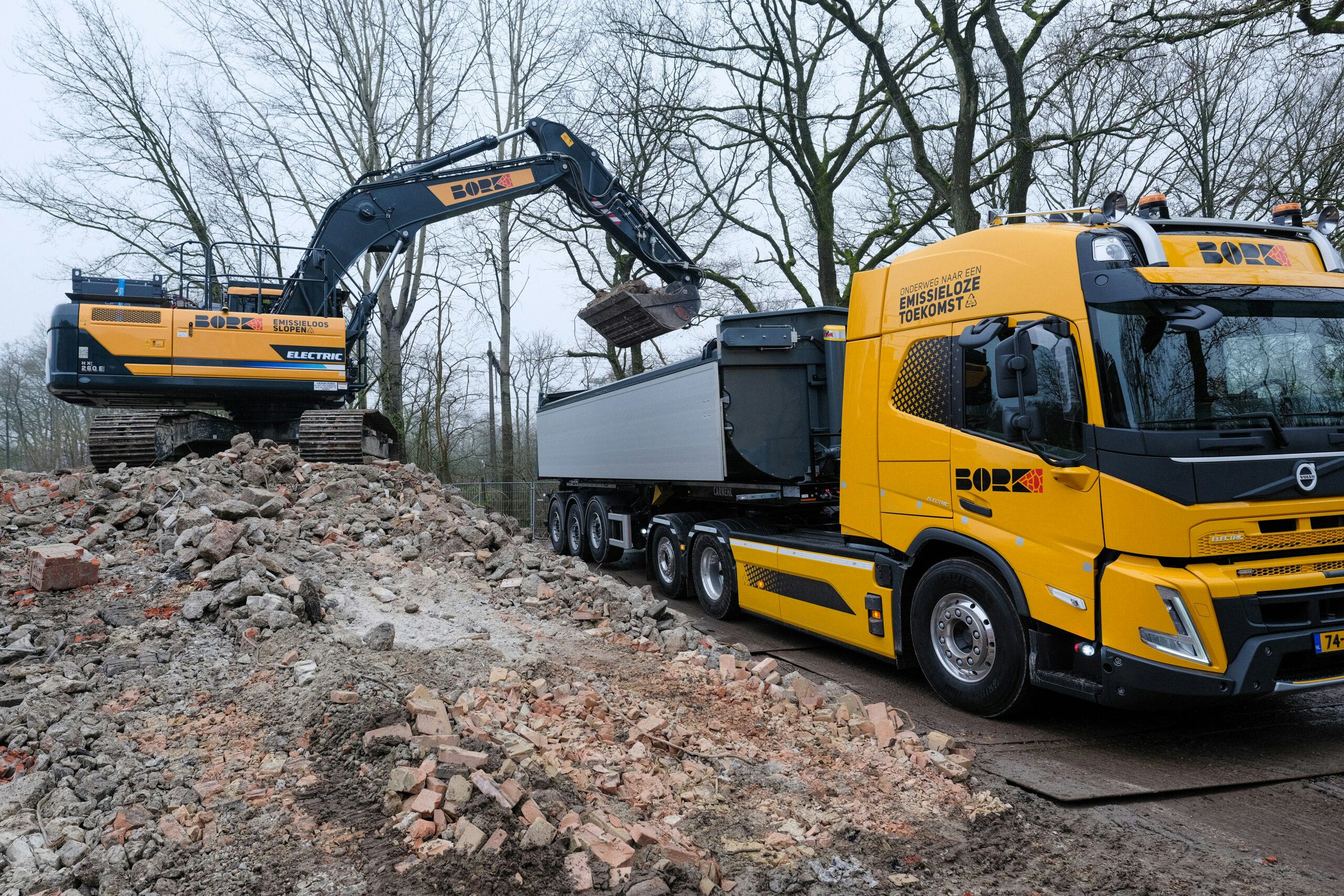 Voor totaalsloop gebruikt Bork een Hyundai 260E. Het puin wordt afgevoerd met een Volvo FMX electric; in dit geval met een kiptrailer. Foto: Jan Willem van Vliet
