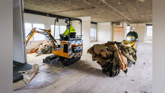 De minikraan is al wat ouder en is af fabriek elektrisch geleverd. Deze kan net geen volle dag draaien. Foto: Jan Willem van Vliet