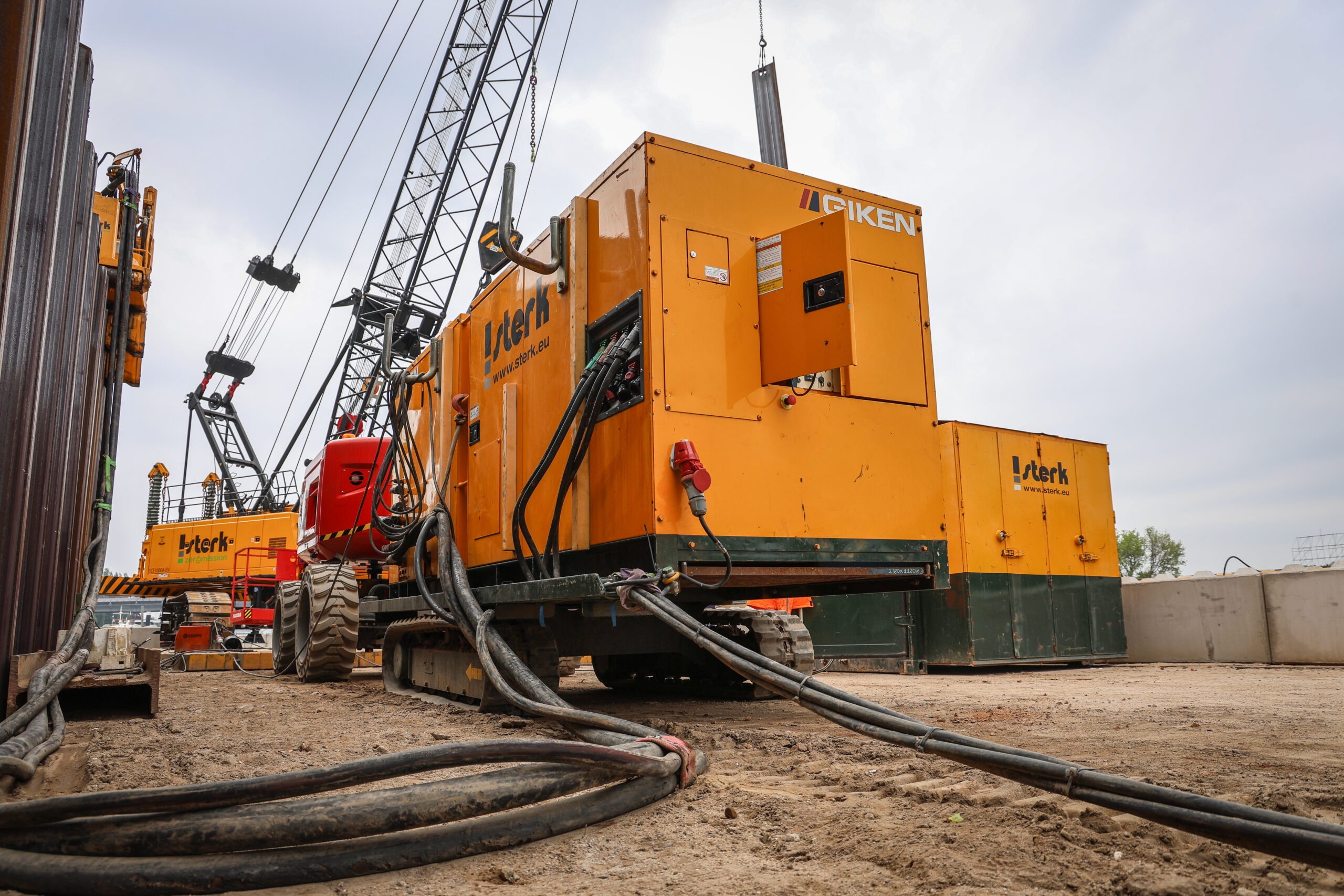De elektrisch aangedreven powerpack draait in Arnhem dankzij de zware walstroom-aansluiting. direct op netstroom.