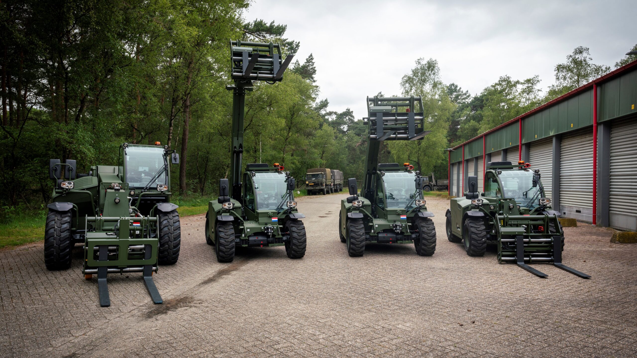 De afgeleverde verreikers. Twee TL25.60-verreikers in het midden, met helemaal links en rechts een TL35.105L. Foto: Bobcat.
