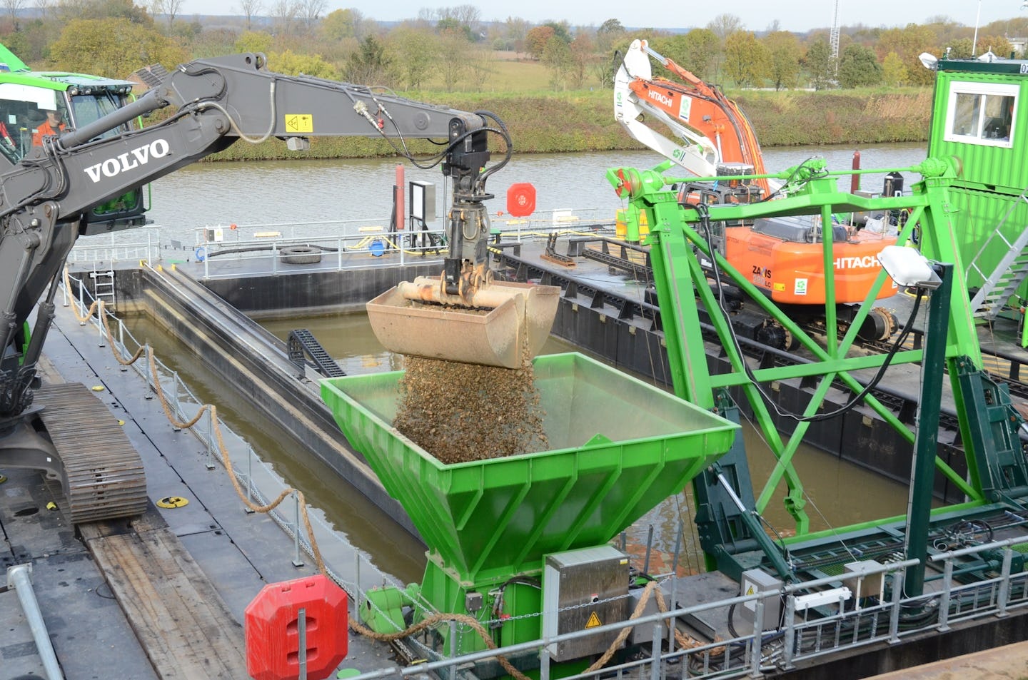 Een eerdere poging om de kanaalbodem nat te verdiepen en vliegensvlug af te sluiten met dunne bentonietmatten door Deme, pakte slecht uit. Foto: Rijkswaterstaat.