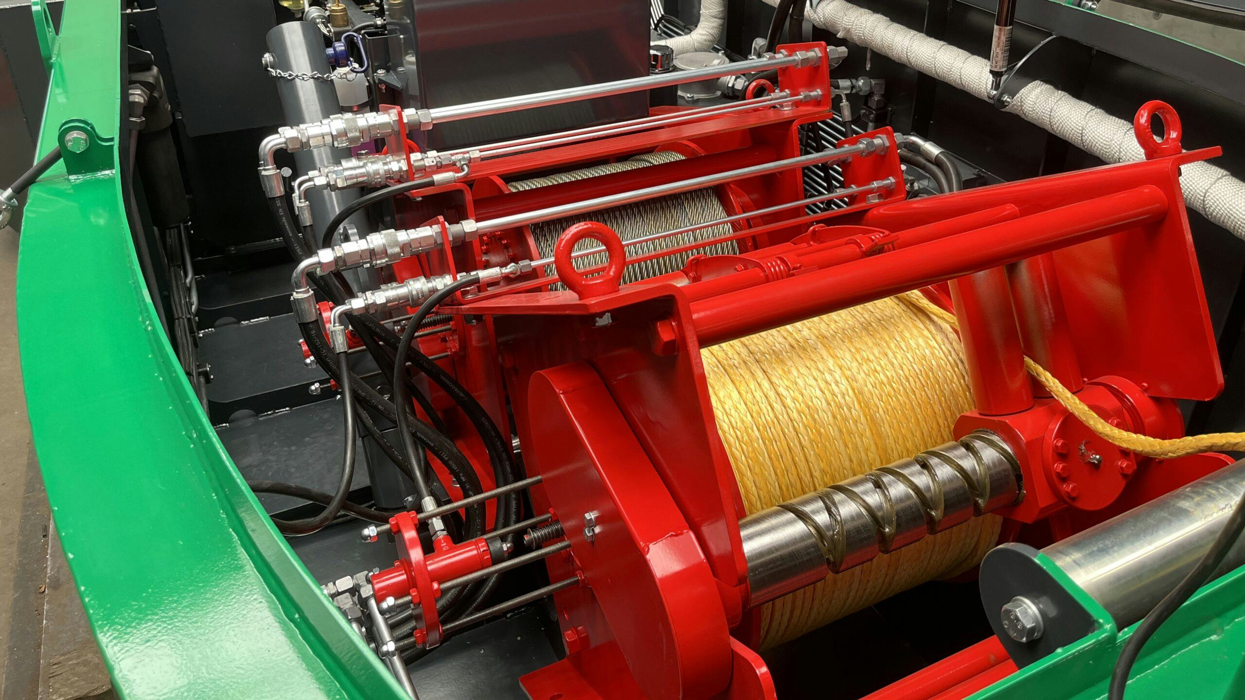 De voorste lier is een staalkabel, de achterste lier een Dyneema-touw. Foto: Henk Wind