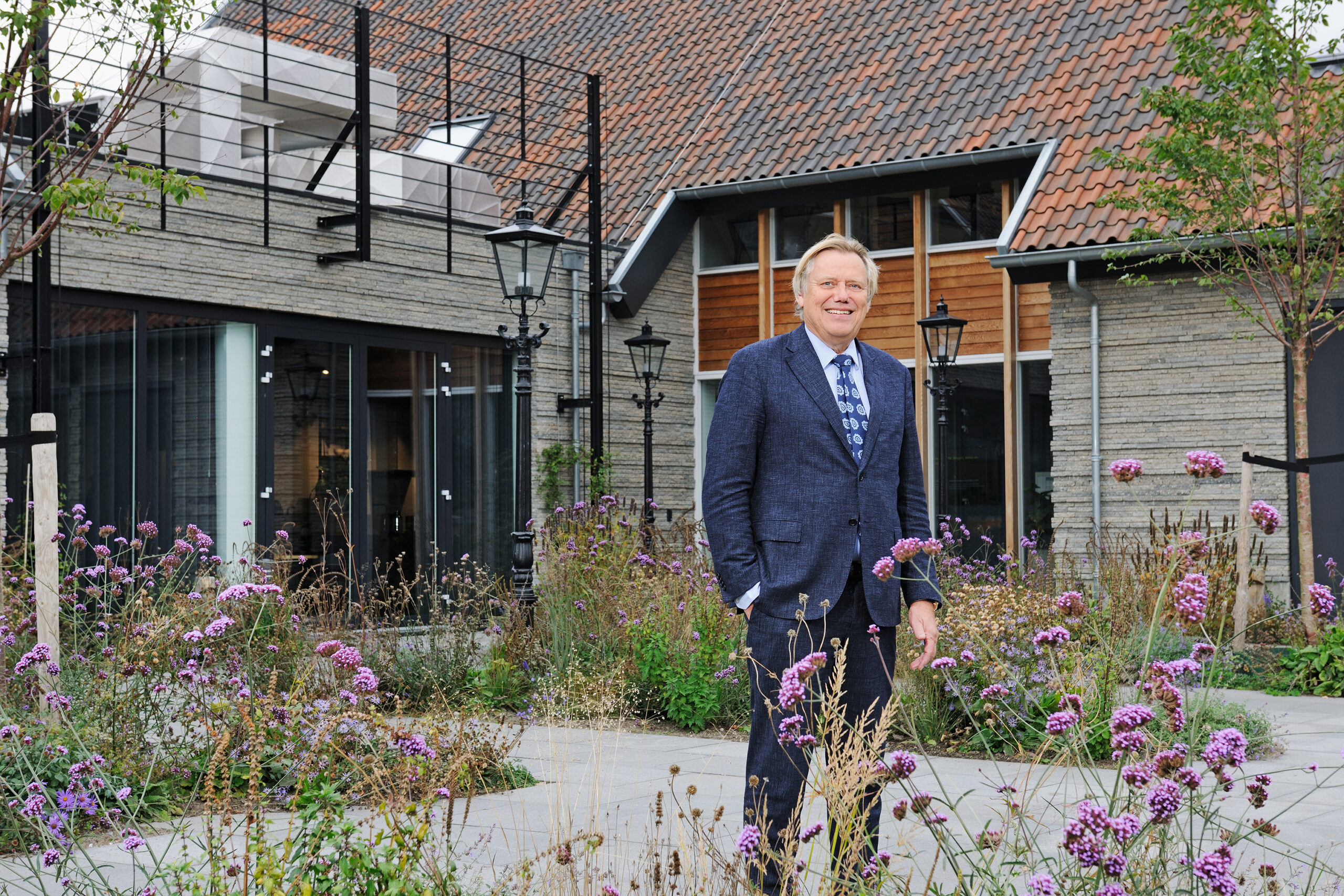 Herman Reinten voor het hoofdkantoor van ReintenInfra. Foto: ReintenInfra