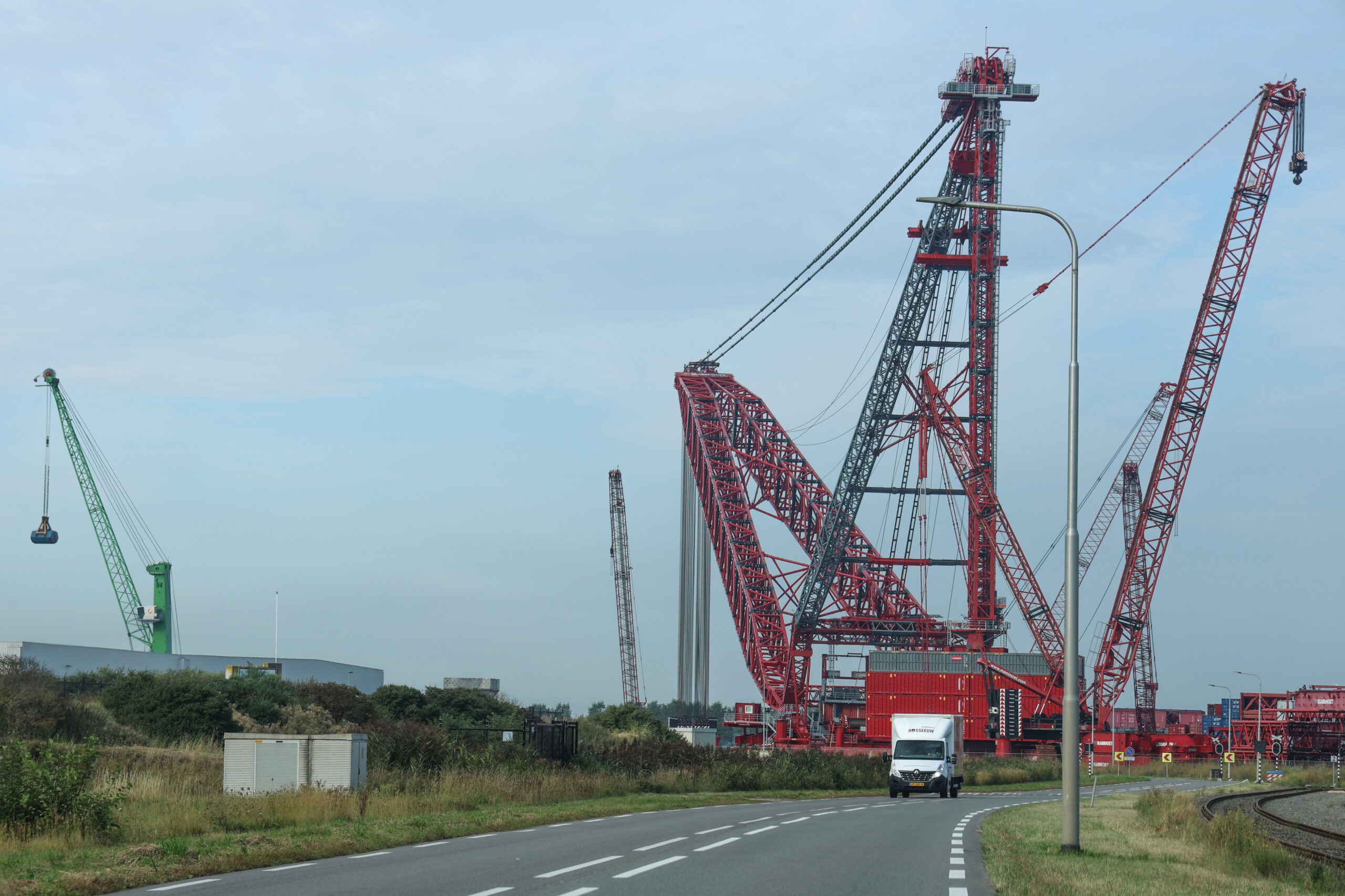 Zelfs met de hoofdmast vrijwel in de laagste positie torent de Mammoet SK6000 overal bovenuit in de haven van Westdorpe 