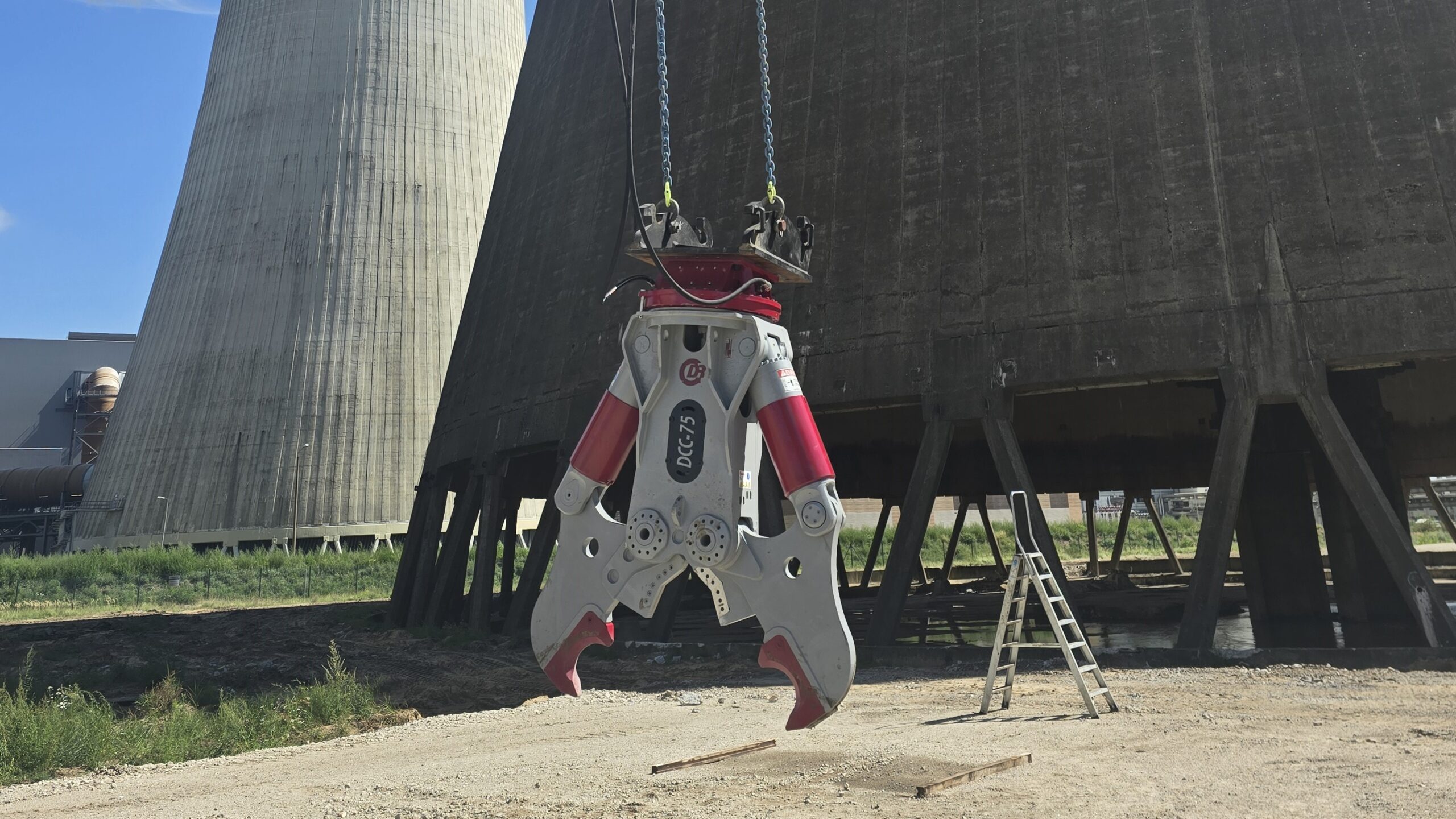 Onder het powerpack van 430 pk hangt een zware betonschaar Demarec DCC75. Foto: Rigter Rentall & Repair.