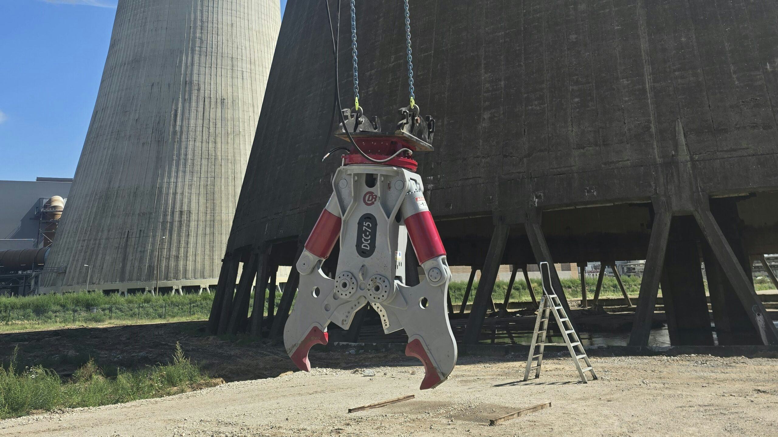 Onder het powerpack van 430 pk hangt een zware betonschaar Demarec DCC75. Foto: Rigter Rentall & Repair.