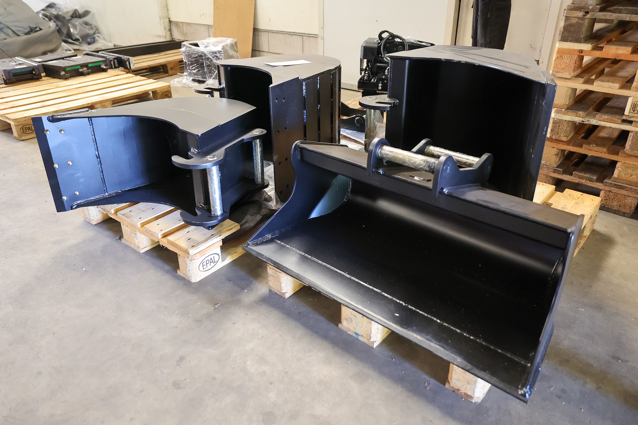 Bas van Hoek is al 25 jaar actief in de grondverzetwereld. Dankzij al die ervaring kan Xspare kwalitatief goede bakken uit eigen magazijn aanbieden.