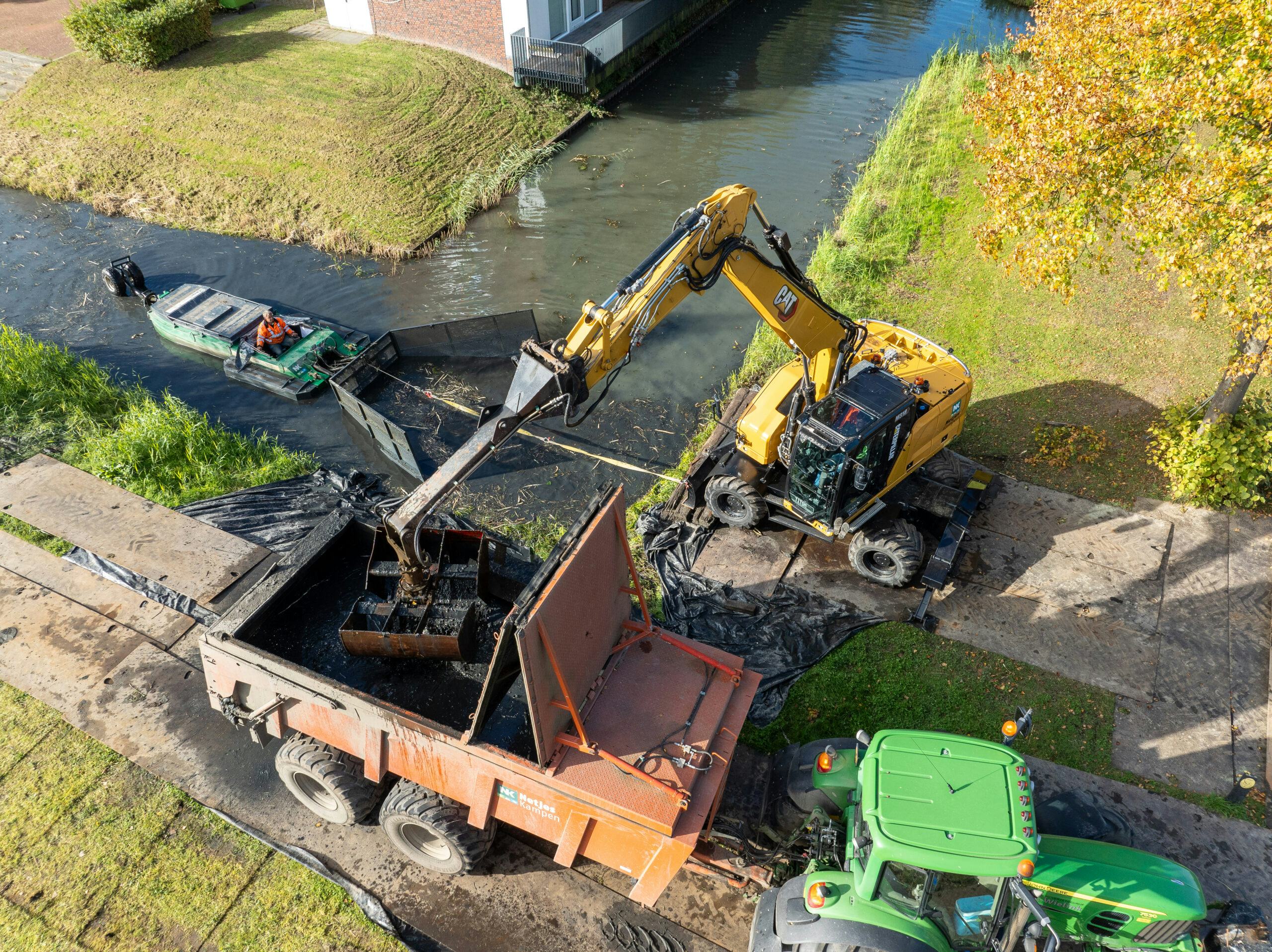 Momenteel werkt Dinand samen met de baggerschuifboot. Deze zit met een lier aan zijn kraan vast en schuift de bagger naar de kant. Foto: Michel Velderman.