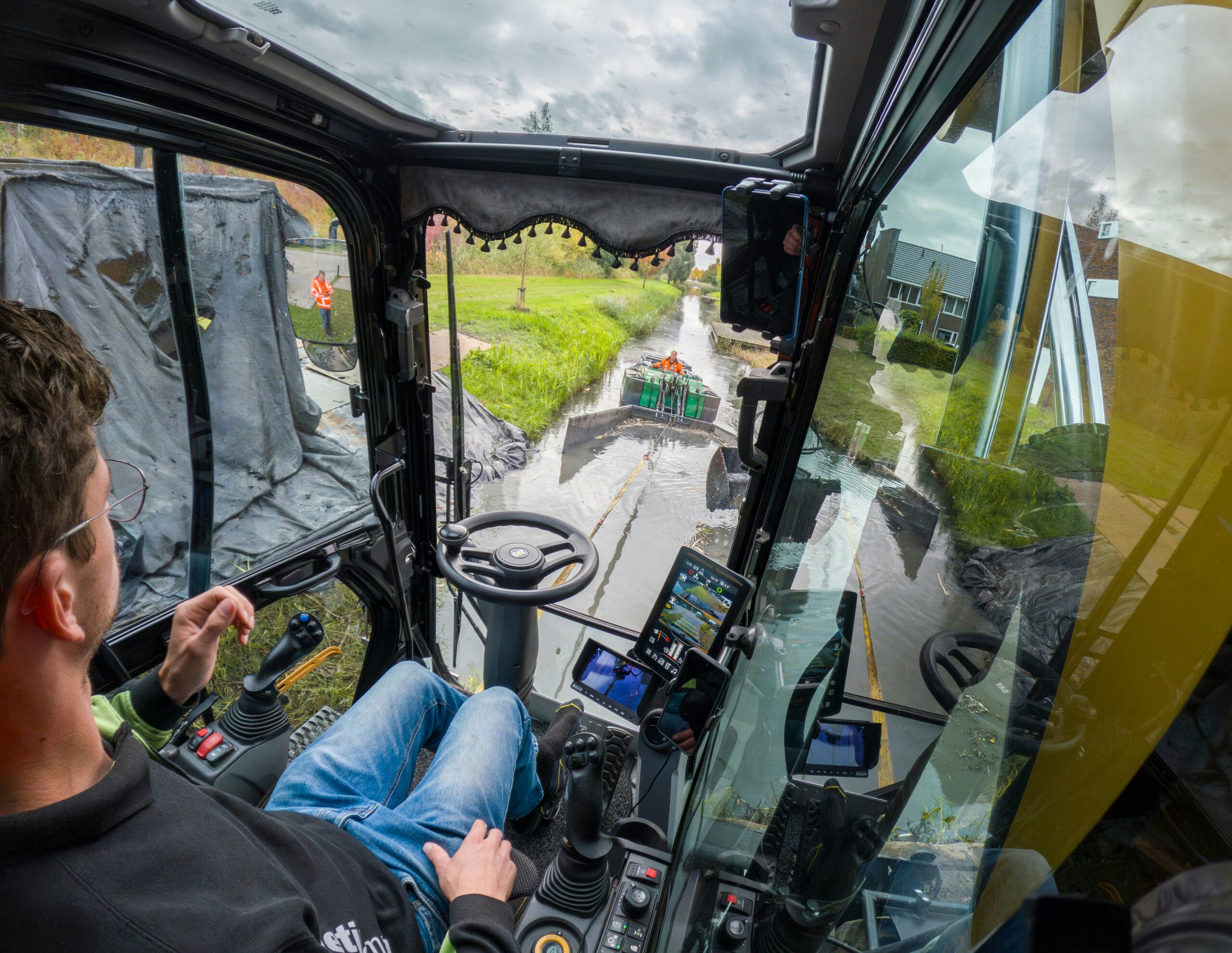 De cabine is van alle gemakken voorzien, inclusief een standkachel, zodat de machine uit kan als Dinand moet wachten. Foto: Michel Velderman. 