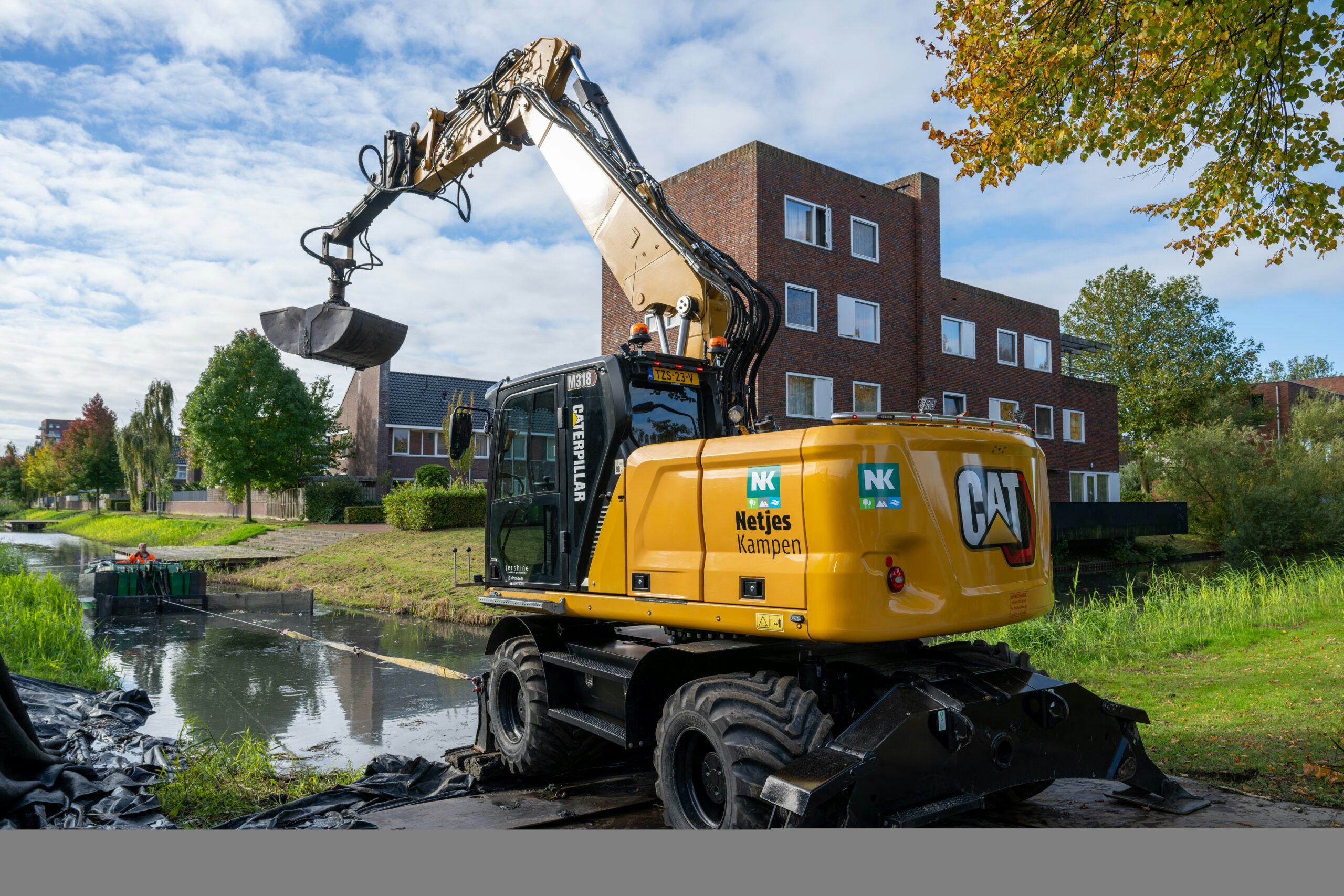 Met schuifborden en stempels kan de graafmachine overal stabiel staan. Foto: Michel Velderman. 