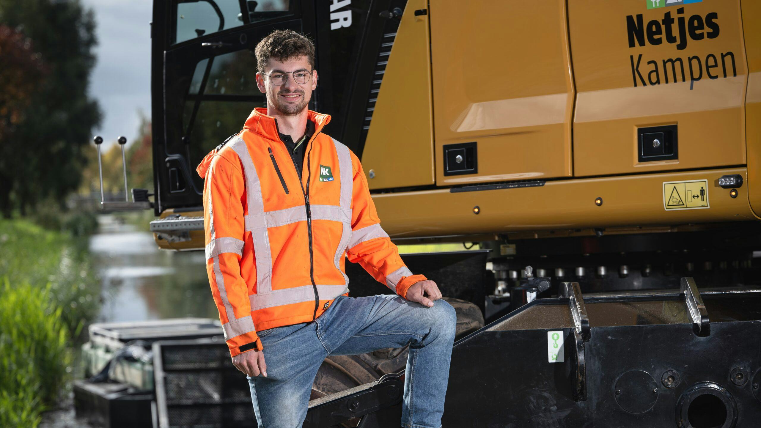 Dinand van de Hoek: ‘Omdat ik de zwaarste mobiele kraan van het bedrijf heb, word ik vaak op verschillende plekken ingezet.’ Foto: Michel Velderman.