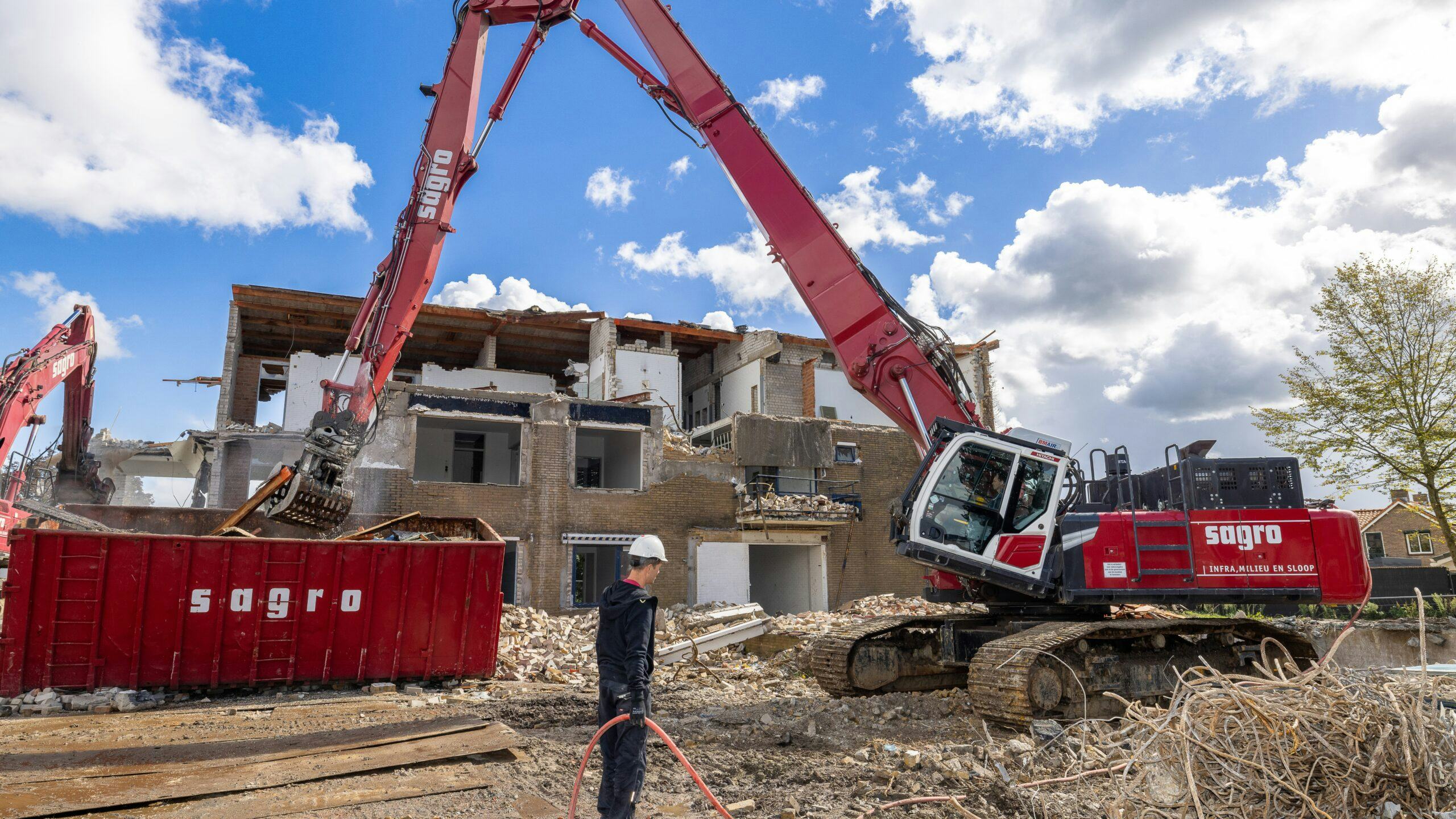 De Hitachi ZX490LCH-7in actie met de driedelige sloopgiek. Deze kan nog worden verlengd met een tussenstuk van 3 meter. Foto: Peter Roek.