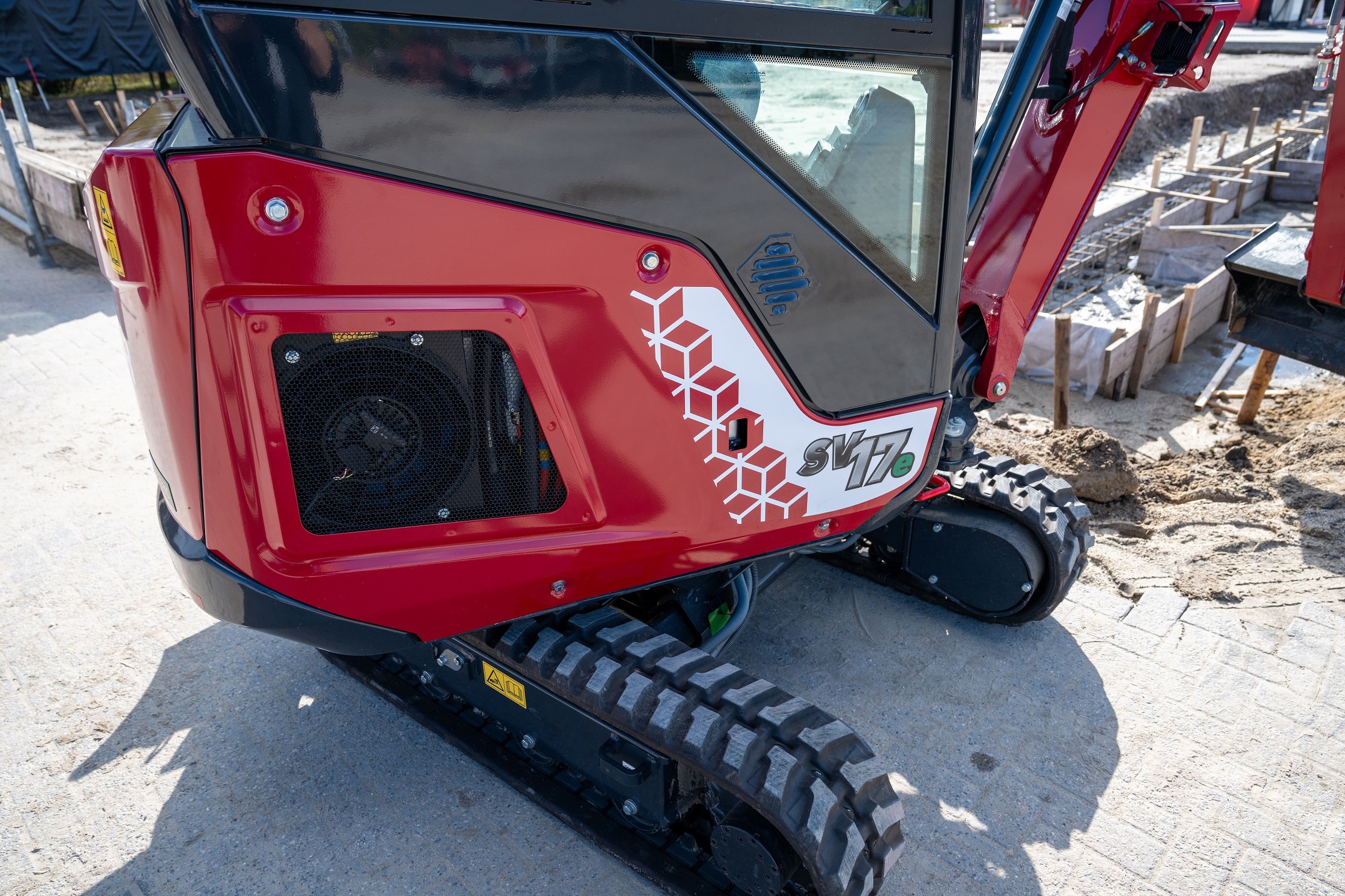 Het verschil tussen de SV17e en de SV17VT is alleen de elektrische aandrijflijn waardoor een uitlaat ontbreekt. 