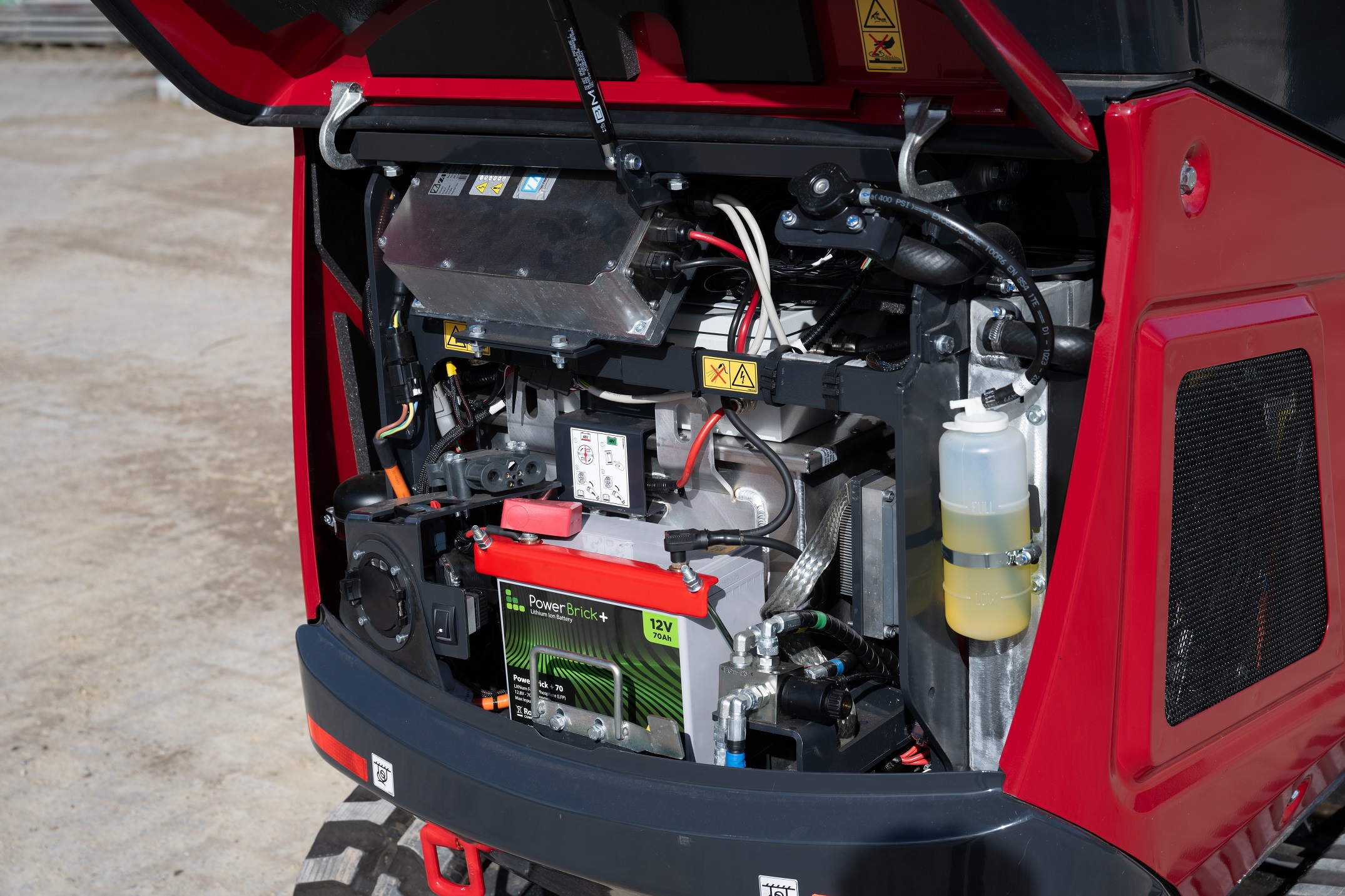 Bij een minigraver is de ruimte beperkt. Toch is alles netjes en overzichtelijk ingebouwd.