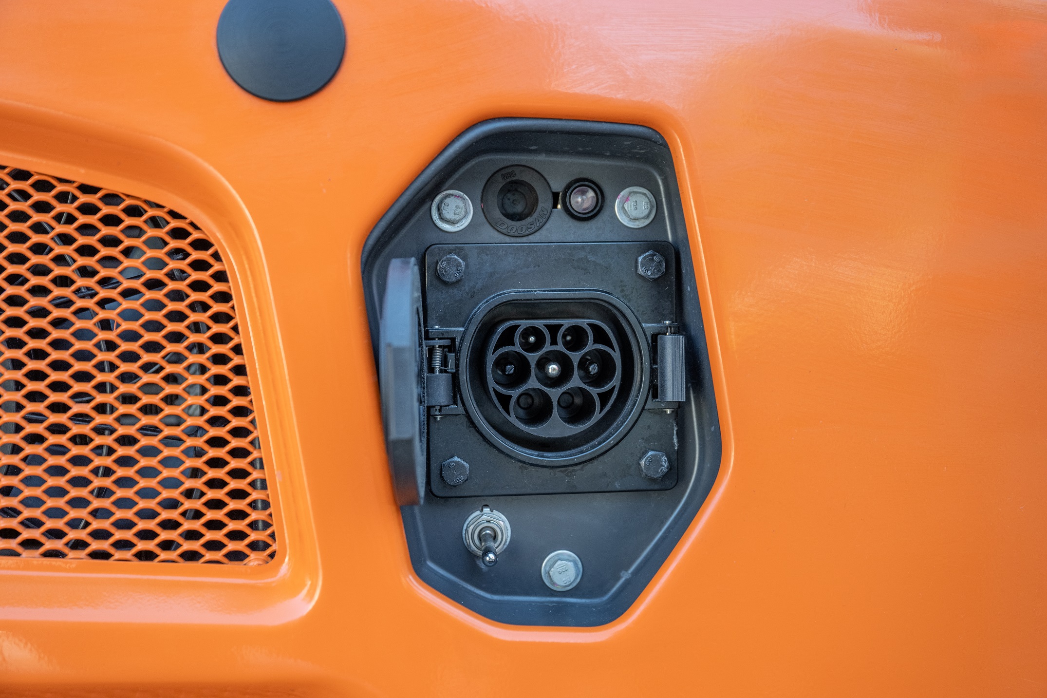 Het laden van de machine gaat normaalgesproken via 230 Volt. Daar is de machine eigenlijk op 
uitgerust, met een gemakkelijke aansluiting op de zijkant van de machine. Snel laden kan ook, 
maar die aansluiting zit wat meer verborgen.