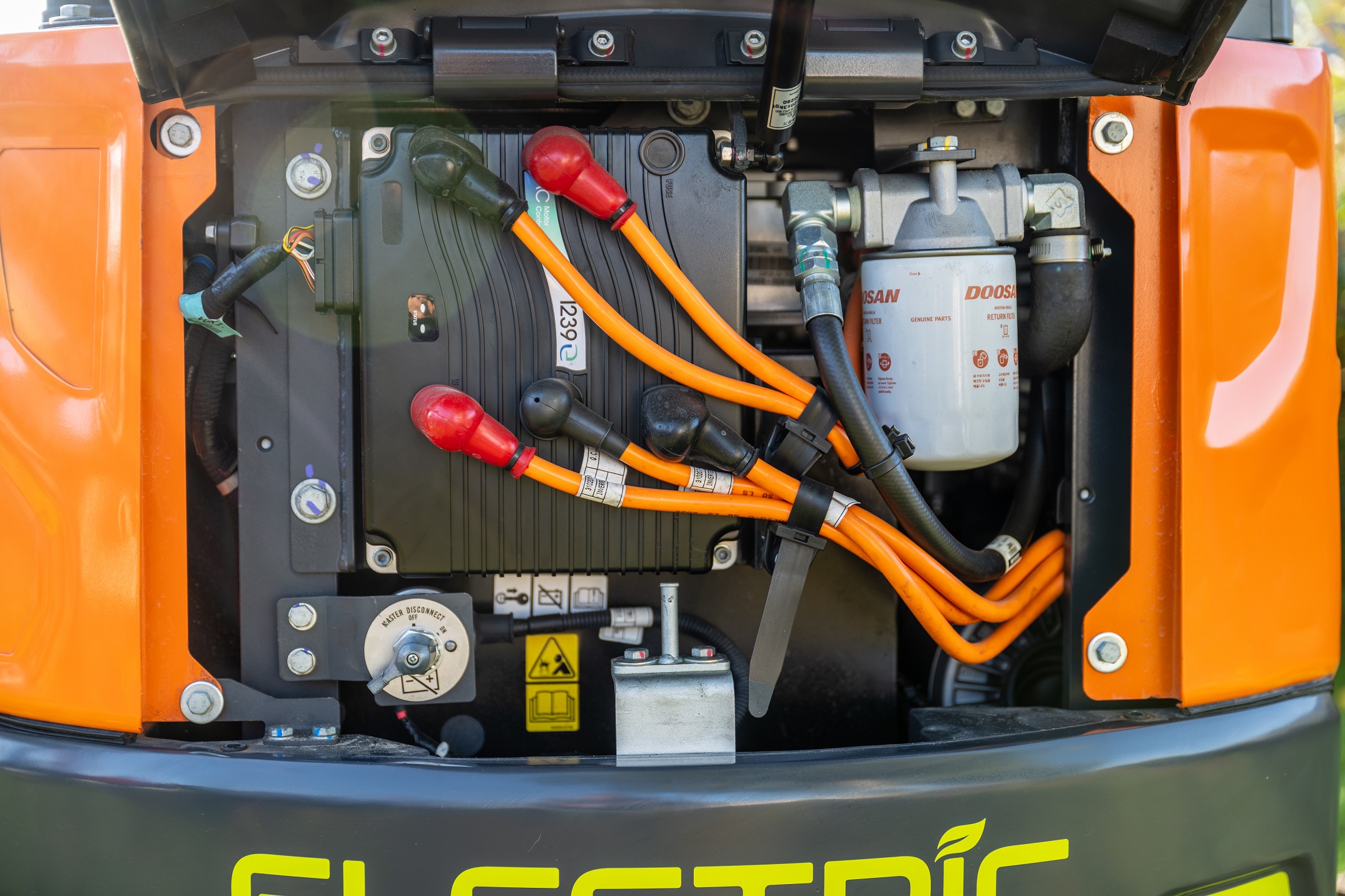 Jan Jacob Bles: ‘Dagelijkse onderhoud is simpel. Bij elektrische machines moet de batterij vol zijn en verder hoef je eigenlijk alleen de hydrauliek te controleren. Dat gaat hier heel overzichtelijk.’