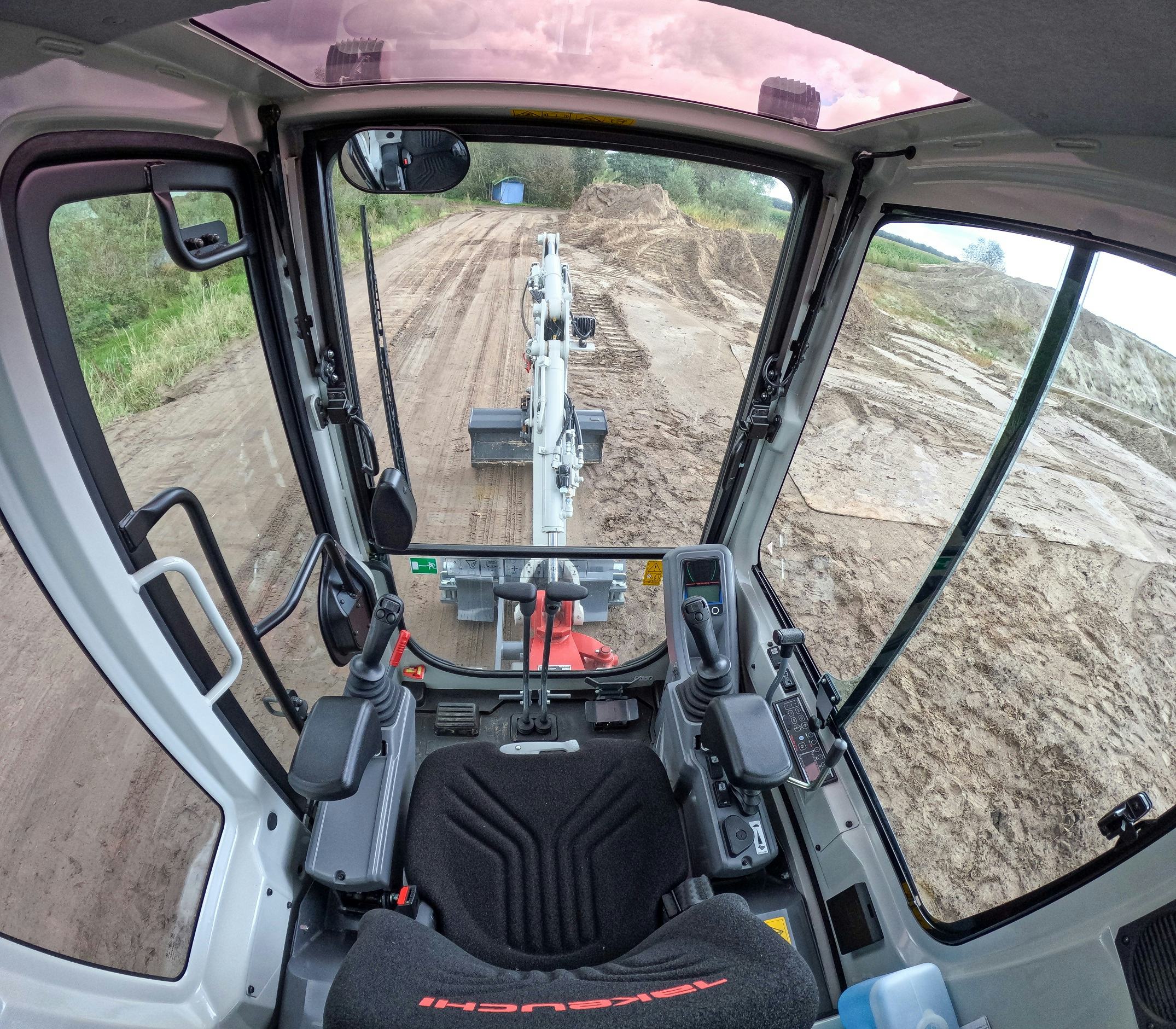 Een belangrijke wijziging is het vervallen van het linker voetpedaal. De hydraulische functies zijn overgebracht naar een joystick.