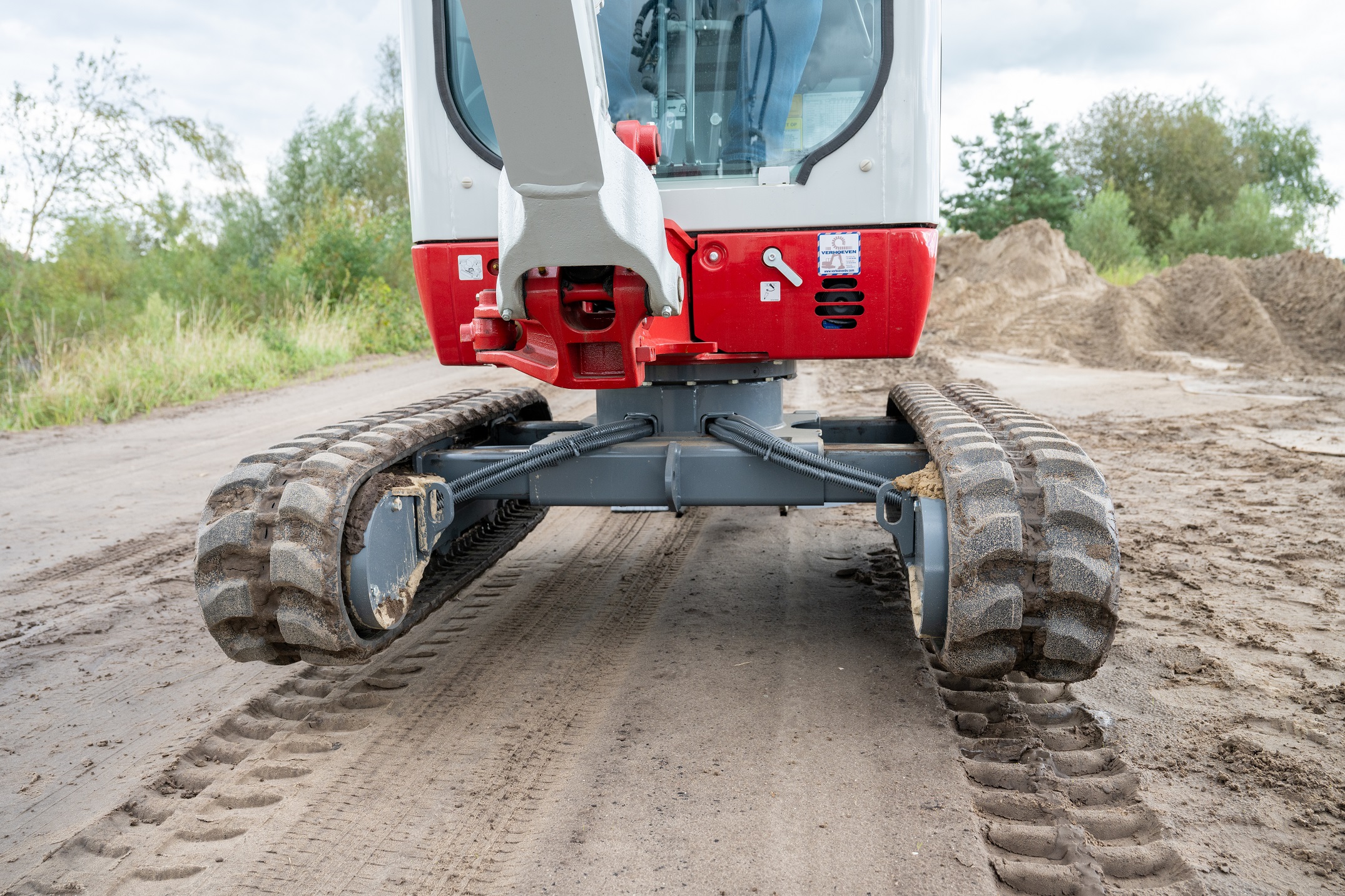 Het onderstel is in breedte verstelbaar van 98 cm tot 137.
