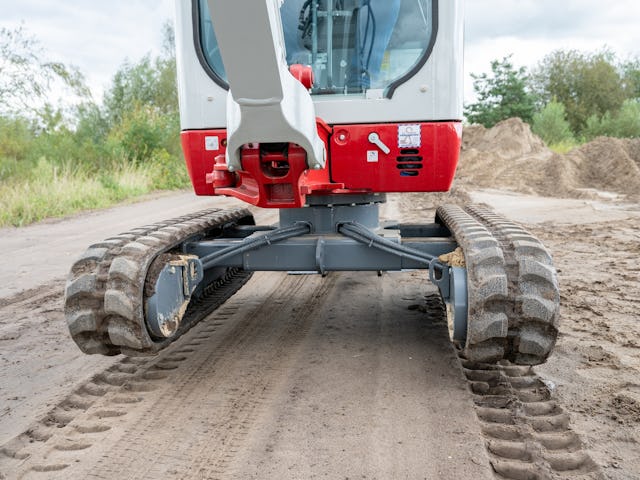 Het onderstel is in breedte verstelbaar van 98 cm tot 137.