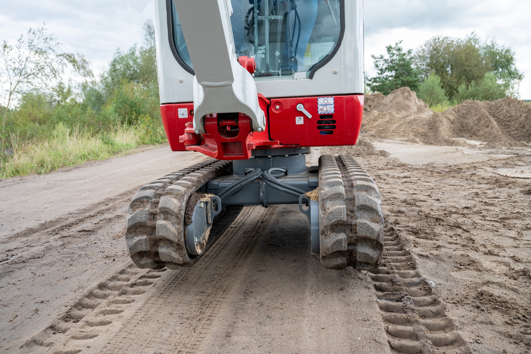 Het onderstel is in breedte verstelbaar van 98 cm tot 137.