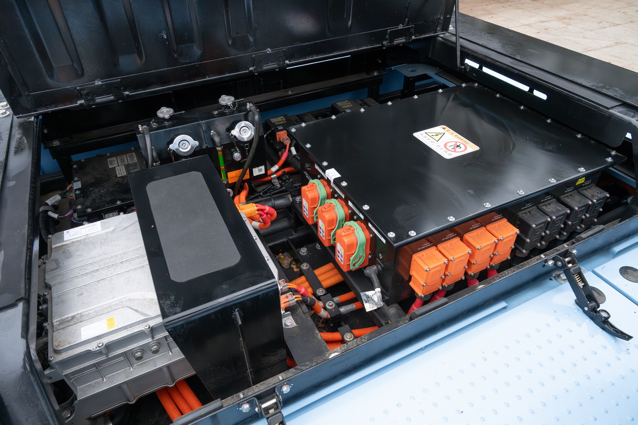 Boven op de machine is een visuele controle uit te voeren van kabels en dergelijke. De stekkers zijn beveiligd; als er één wordt losgetrokken, valt de spanning gelijk weg.