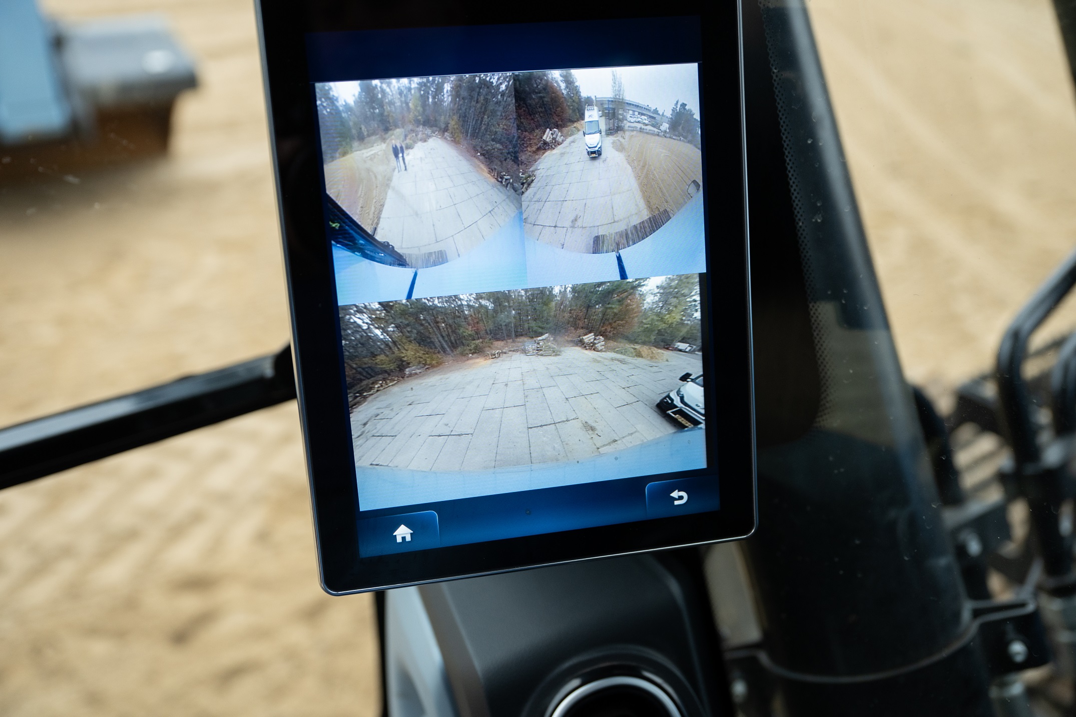 Camera’s geven goed zicht rondom de machine.