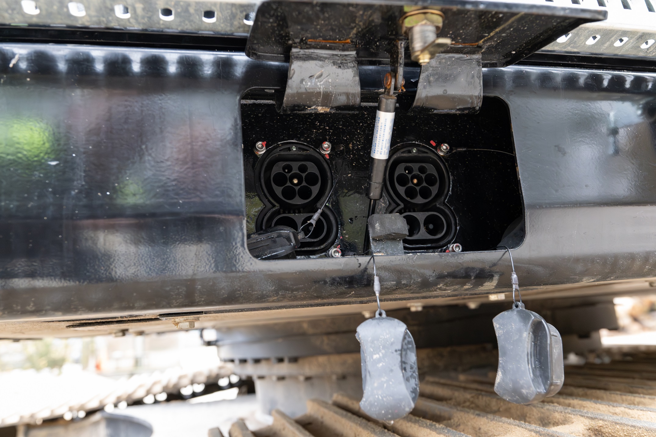 Er kan tegelijk met twee laders van elk 100 kW/h worden opgeladen. De lader zit direct onder de deur van de cabine.