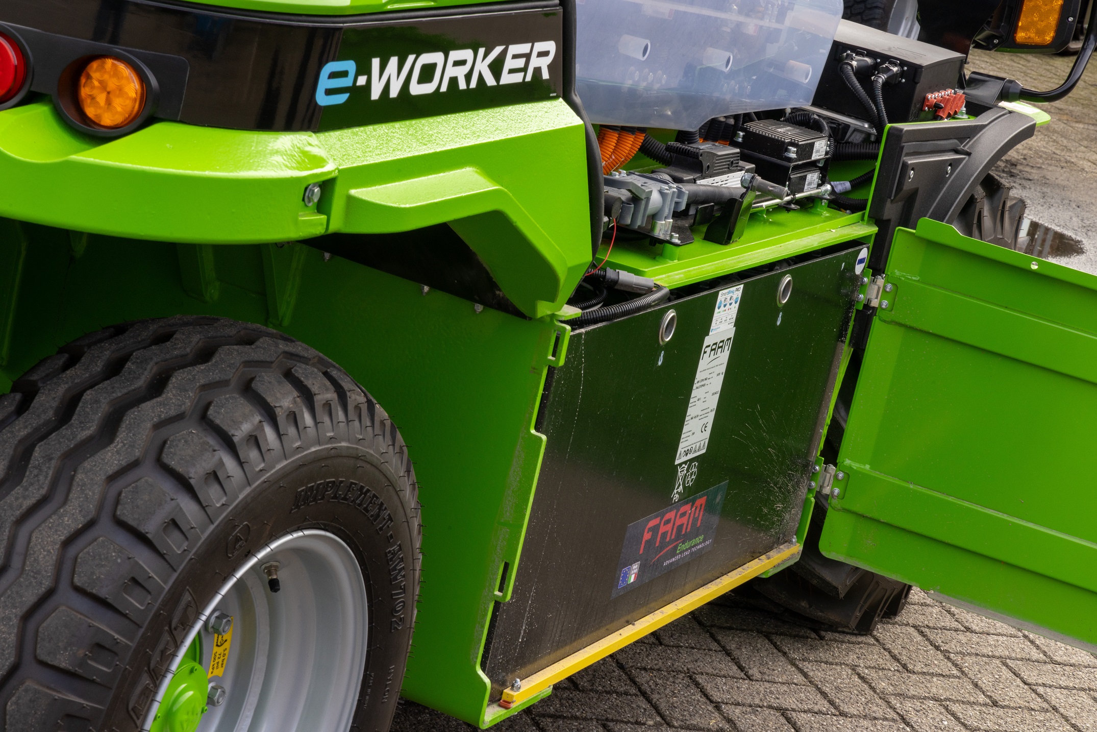 De accu’s zijn laag geplaatst en snel verwisselbaar.