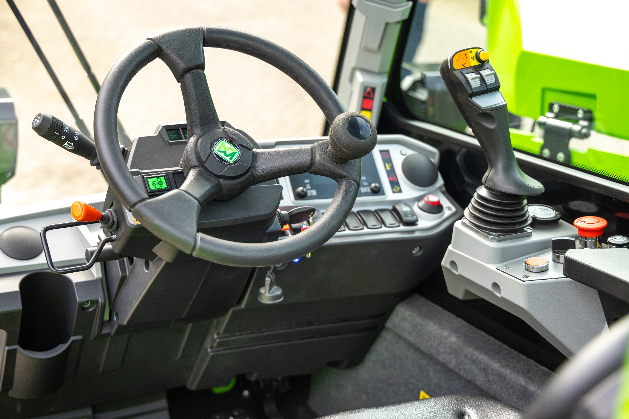 Het interieur is degelijk. De bediening is eenvoudig en soepel.