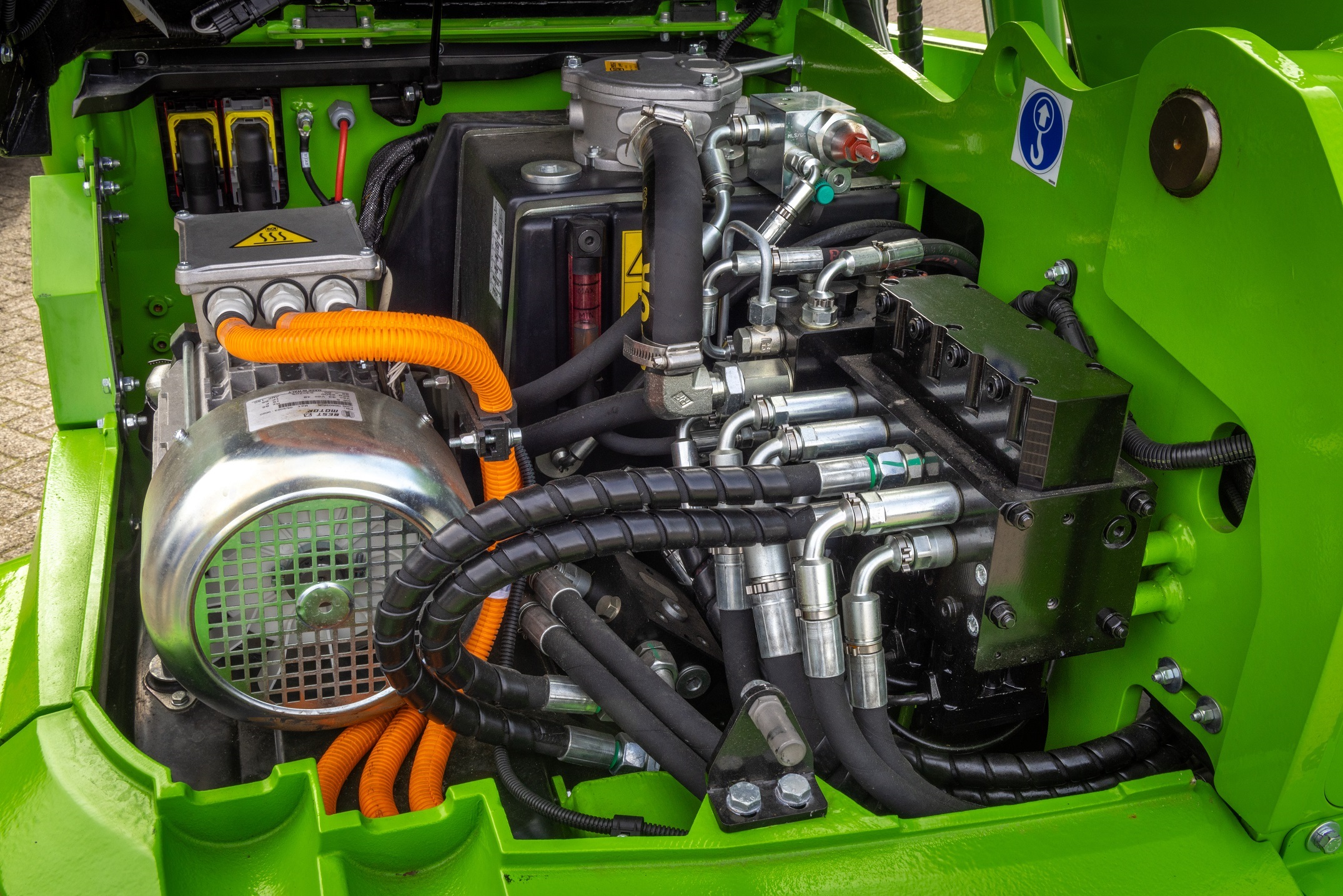 Ook de hydrauliek wordt aangedreven door een elektromotor.