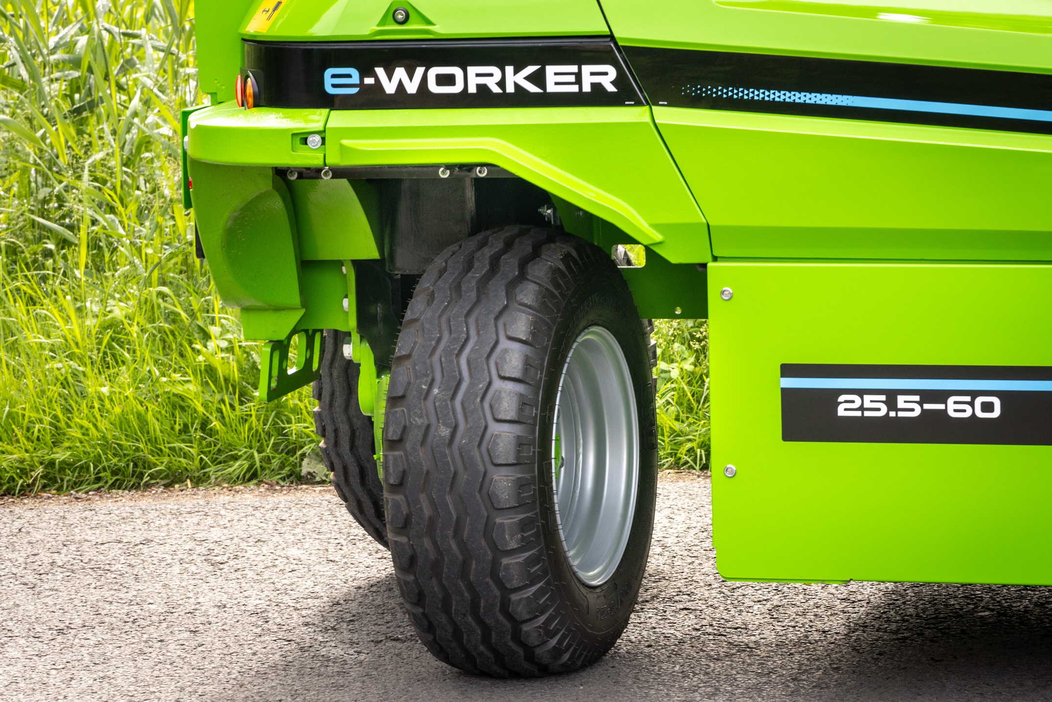 De tweewiel aangedreven versie is voorzien van 0-turn en kan daarmee rondjes draaien met stilstaand voorwiel.