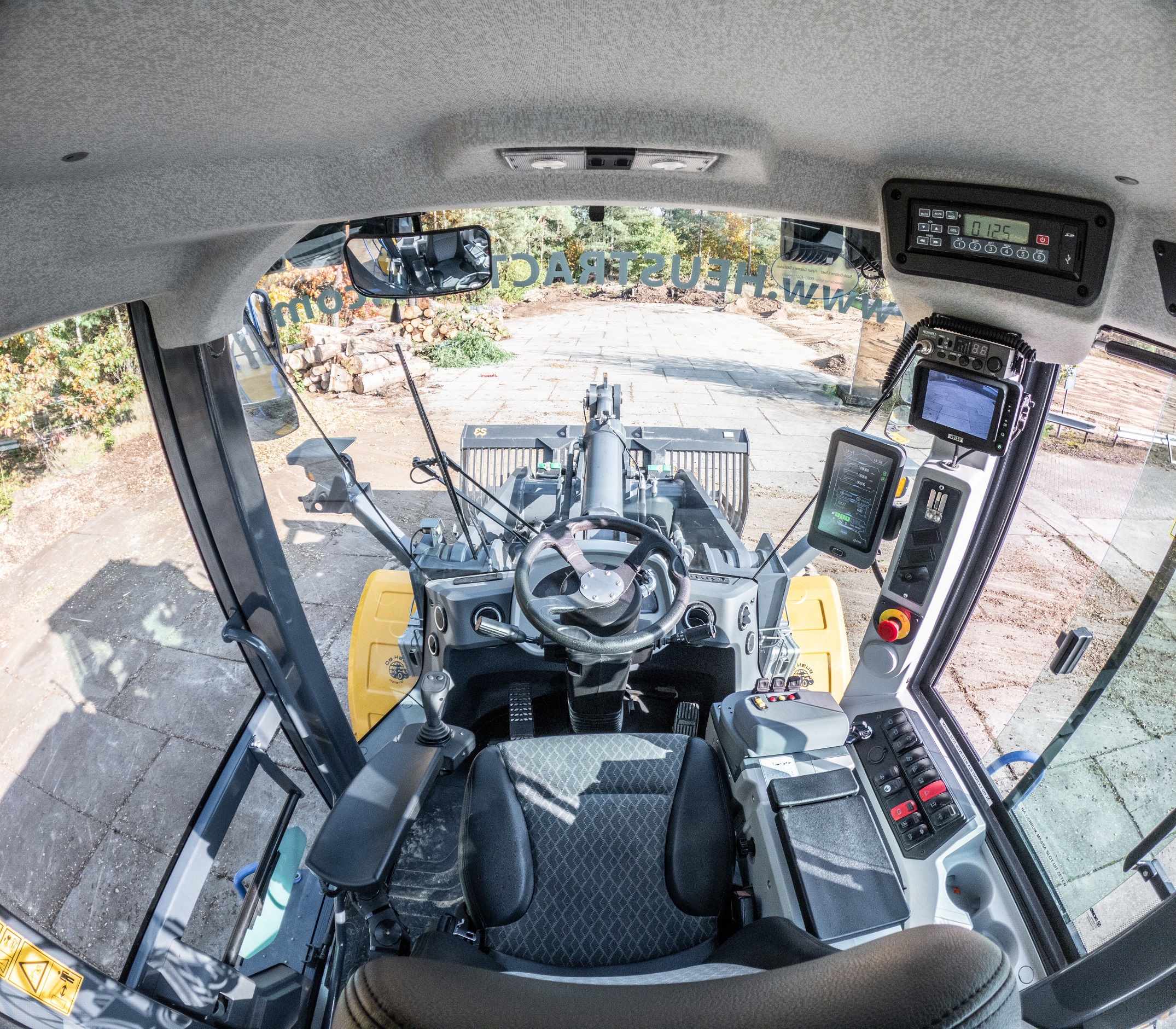 De XCMG968-EV heeft een ruime cabine waarin alles overzichtelijk is geplaatst. De stoel is luchtgeveerd en goed in te stellen.