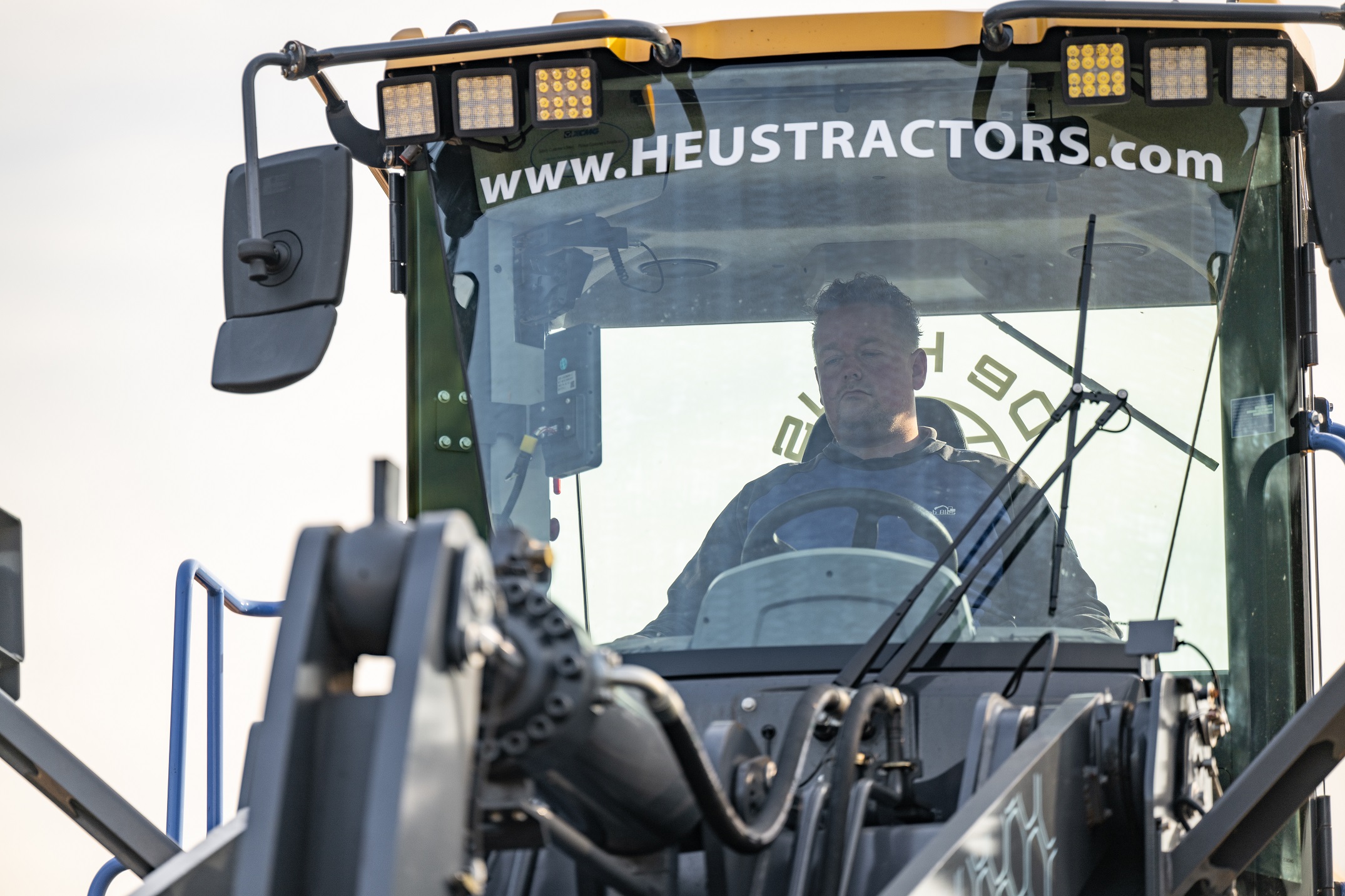 De XCMG968-EV heeft een ruime cabine waarin alles overzichtelijk is geplaatst. De stoel is luchtgeveerd en goed in te stellen.