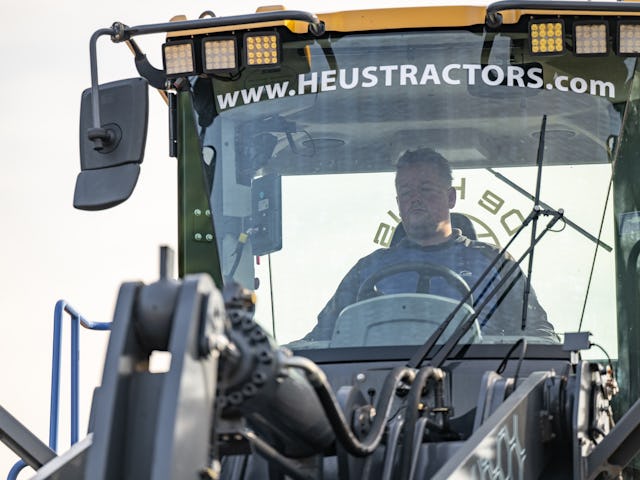 De XCMG968-EV heeft een ruime cabine waarin alles overzichtelijk is geplaatst. De stoel is luchtgeveerd en goed in te stellen.