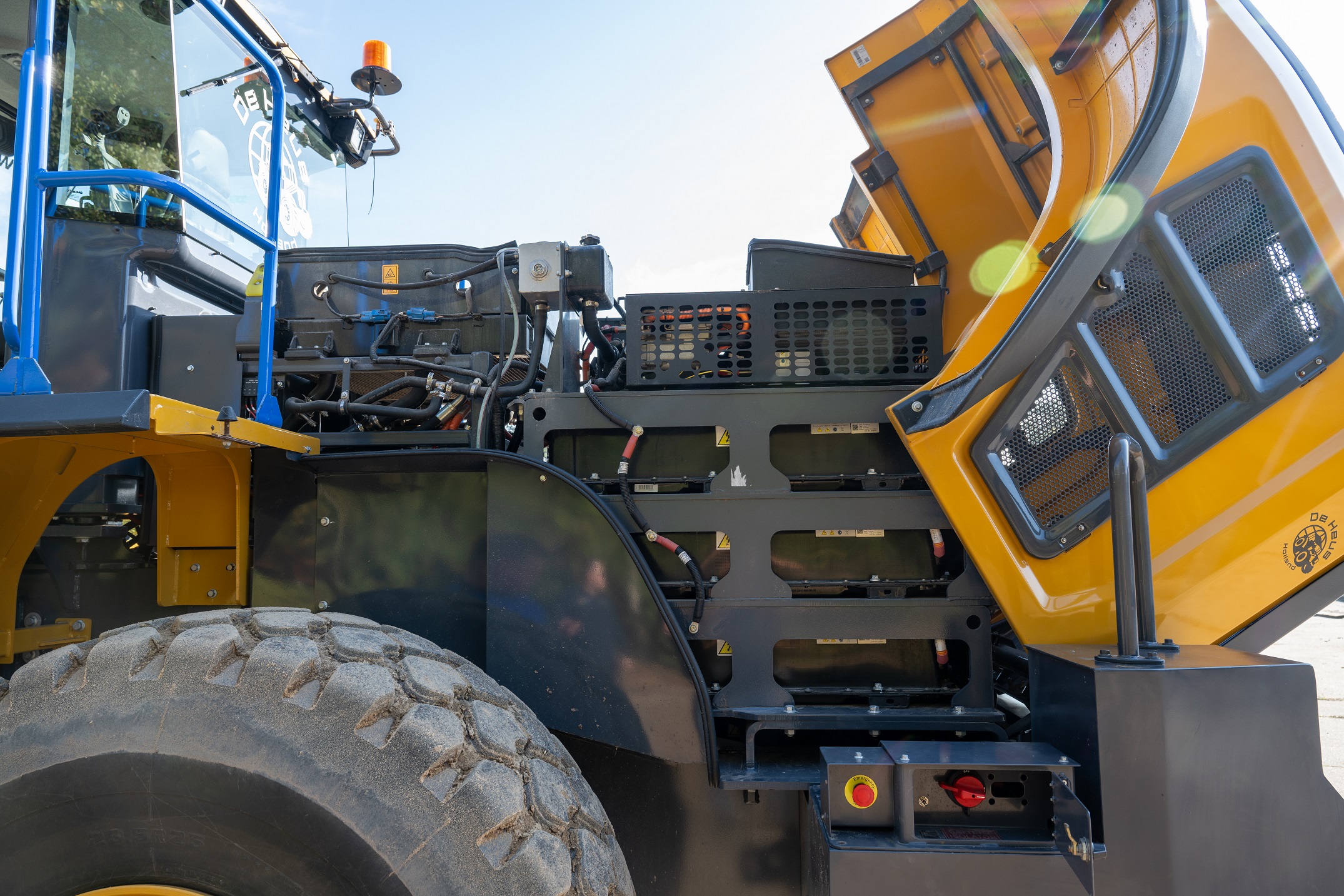 Als je de motorkap achterop de machine openklapt, zie je de accu’s en computers en dergelijke. Alles is netjes en overzichtelijk weggewerkt.